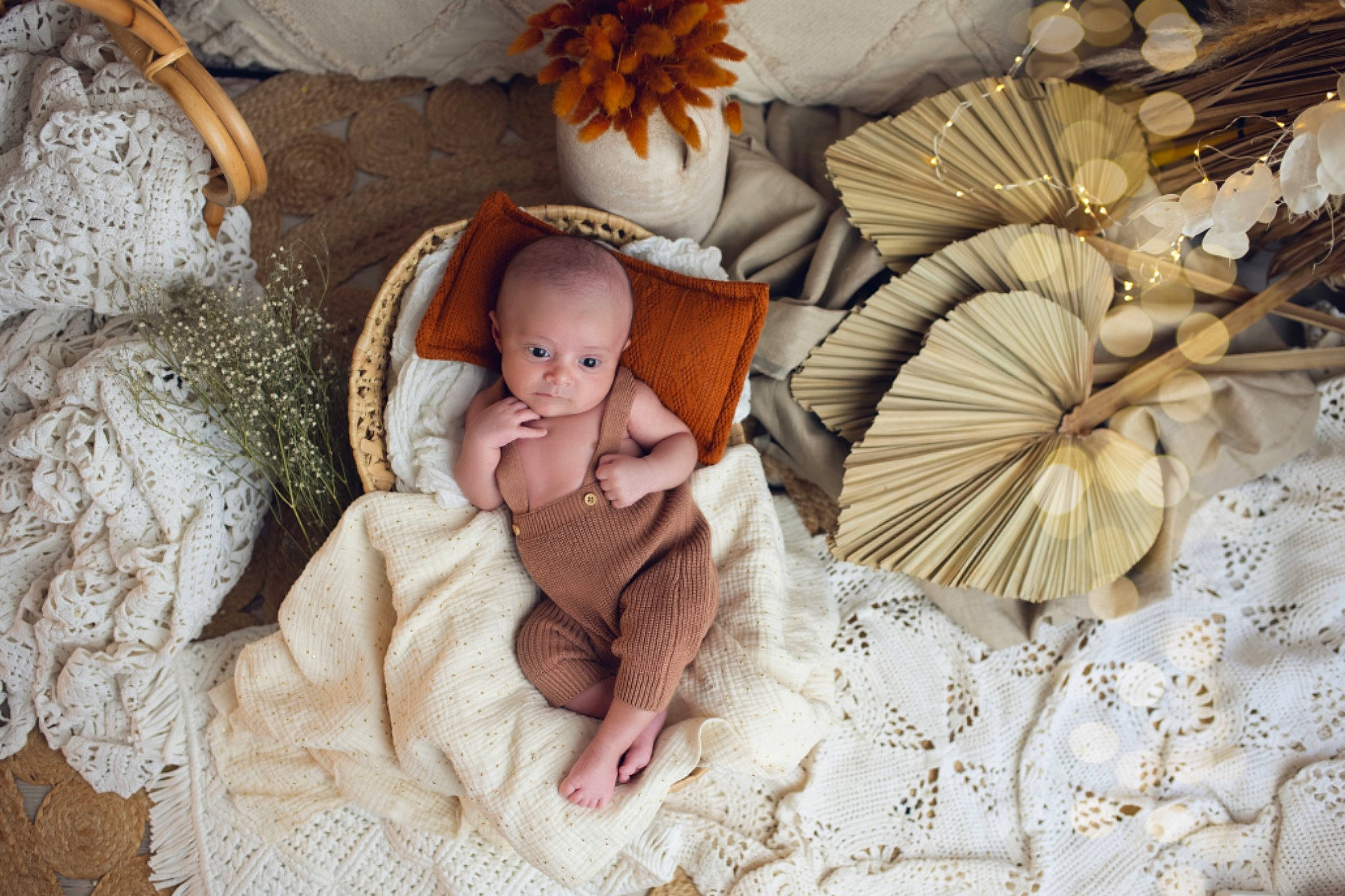 Milan a rejoint le concours — aidez-le/la à gagner de superbes lots ! art, baby, baby_sleeping, baby_toddler_clothing, basket, bedding, bedtime, child, comfort, fashion_accessory, fur, linens, nap, pattern, person, sleep, textile, toddler, toy, wood