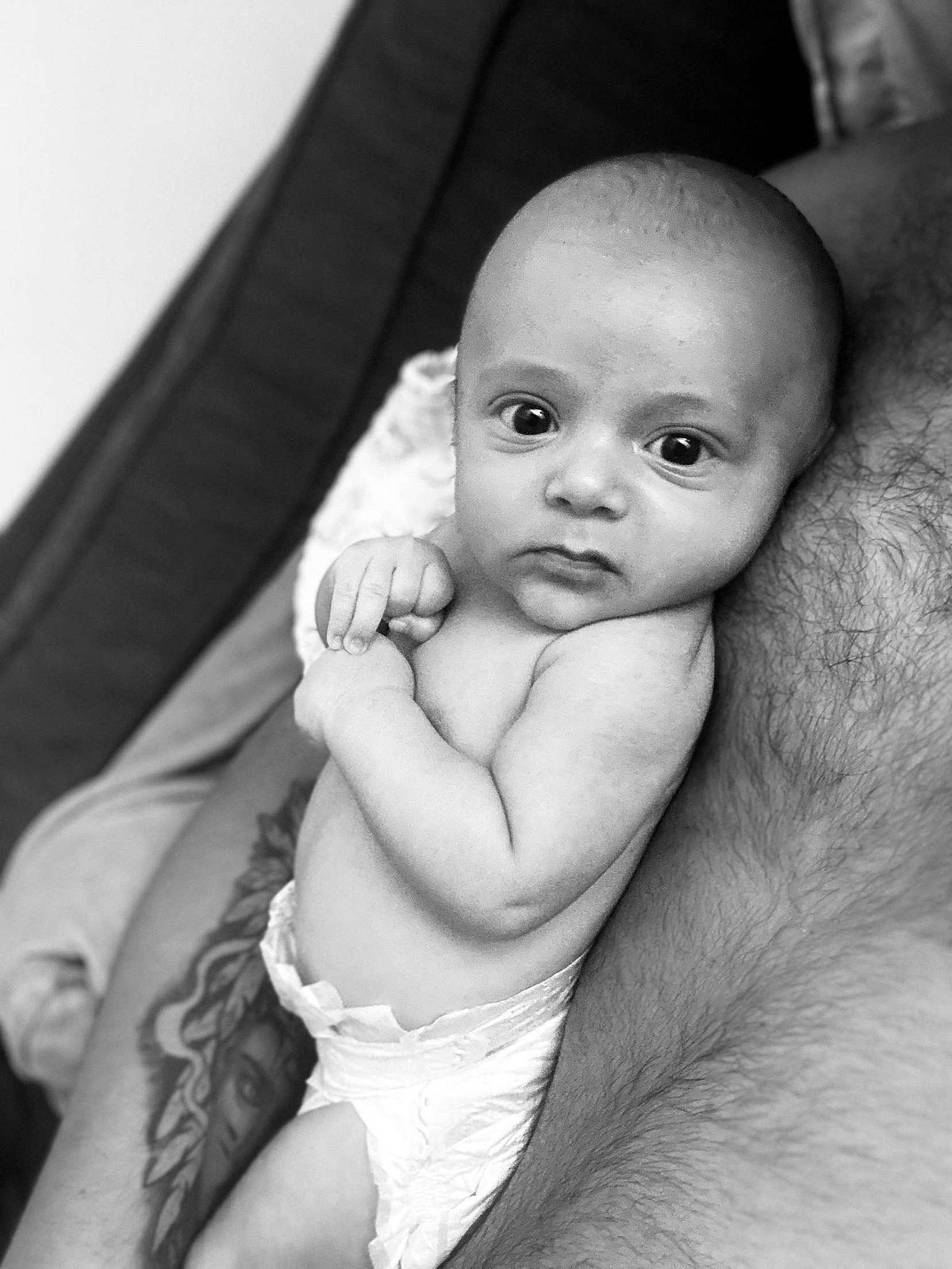 Milan a rejoint le concours — aidez-le/la à gagner de superbes lots ! abdomen, baby, black_and_white, cheek, chest, comfort, elbow, eyebrow, facial_expression, flash_photography, gesture, hairstyle, happy, iris, lip, person, skin, stomach, style, toddler