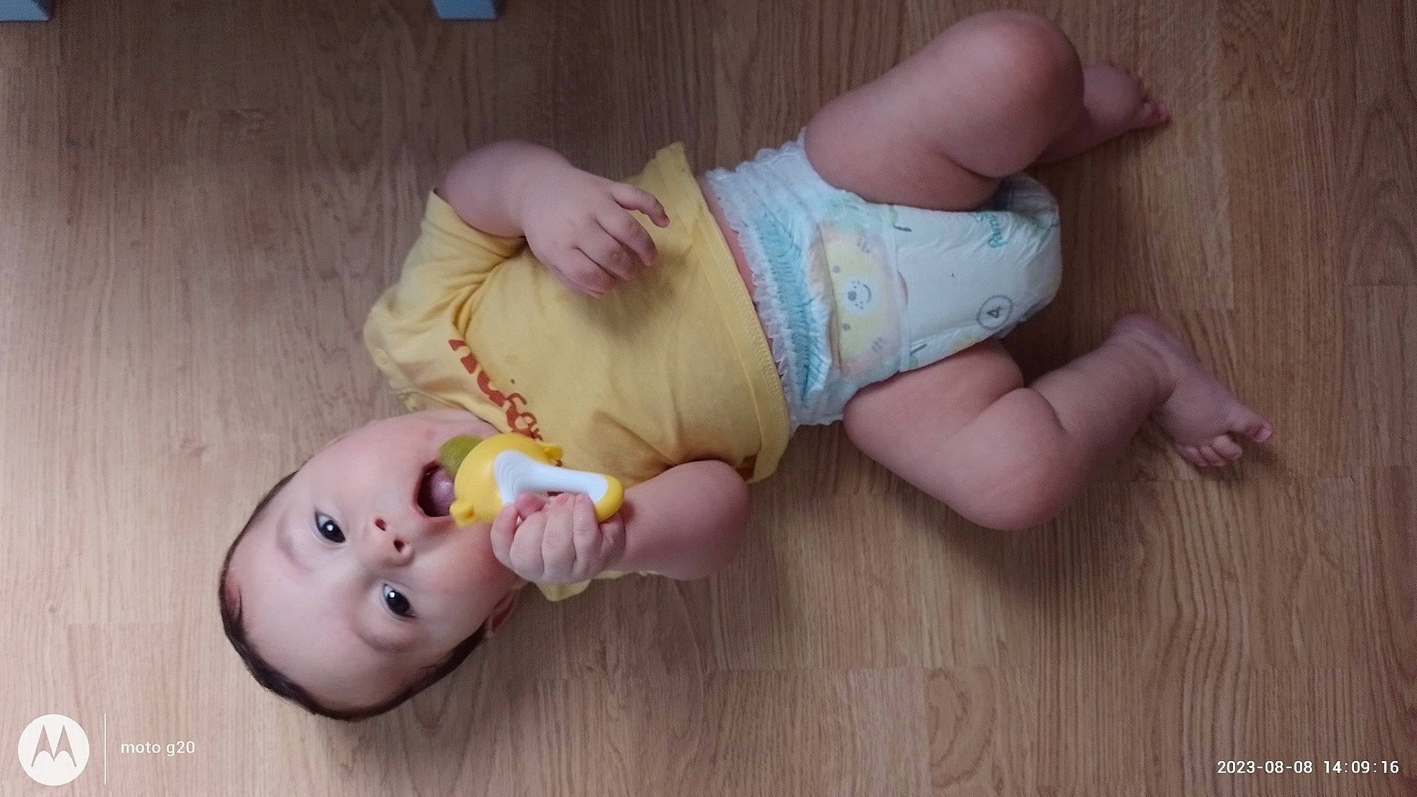 Mathias a rejoint le concours — aidez-le/la à gagner de superbes lots ! baby, baby_toddler_clothing, barefoot, cheek, child, face, flooring, foot, fun, grass, hardwood, headgear, human_body, human_leg, person, sitting, skin, sleeve, sock, toddler