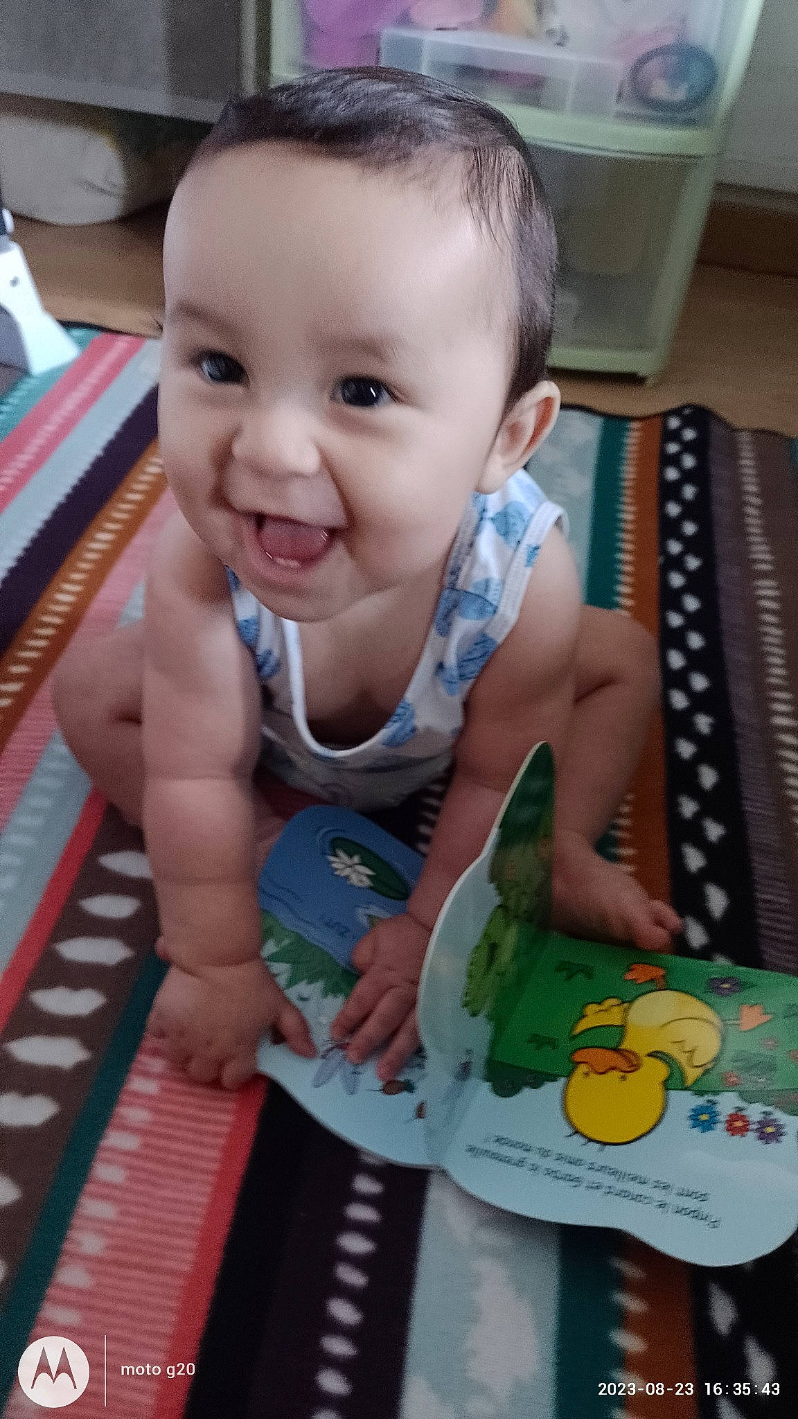 Mathias participe au concours pour gagner de l'argent avec cette photo : baby, baby_products, baby_toddler_clothing, cheek, child, computer_keyboard, eyelash, finger, fun, happy, input_device, joy, mouth, office_equipment, person, play, room, sitting, skin, smile