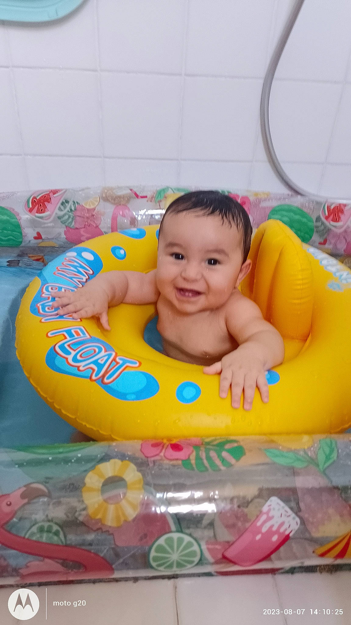 Mathias a rejoint le concours — aidez-le/la à gagner de superbes lots ! baby, baby_float, baby_playing_with_toys, baby_products, baby_toddler_clothing, bathing, child, comfort, event, face, fun, happy, head, inflatable, joy, leisure, person, play, recreation, skin