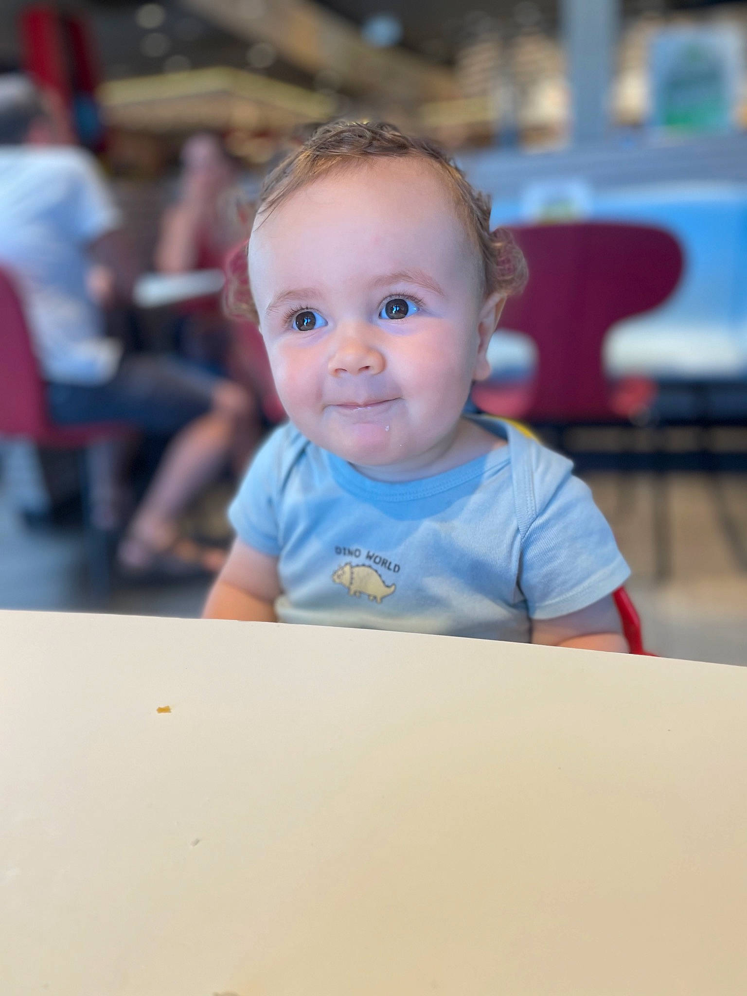 Abel participe au concours pour gagner de l'argent avec cette photo : baby, baby_toddler_clothing, cheek, child, chin, electric_blue, eye, flooring, fun, happy, iris, joy, leisure, person, recreation, sitting, skin, sleeve, smile, t_shirt