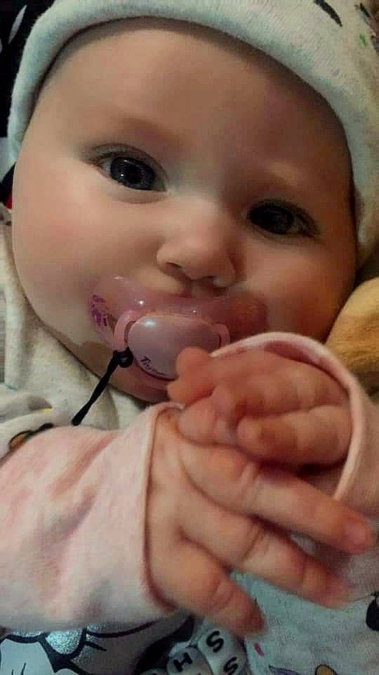 Shanna participe au concours pour gagner de l'argent avec cette photo : baby, cheek, chin, ear, eyebrow, eyelash, facial_expression, finger, gesture, hand, happy, headwear, iris, lip, mouth, nail, nose, person, skin, smile