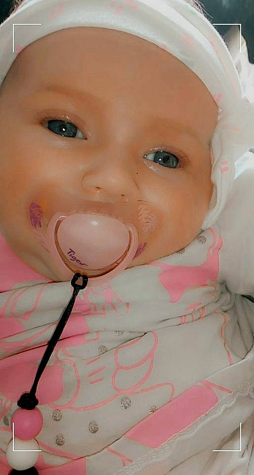 Shanna a rejoint le concours — aidez-le/la à gagner de superbes lots ! baby, baby_toddler_clothing, cheek, chin, eyebrow, eyelash, facial_expression, finger, head, headwear, human_body, iris, lip, mouth, nail, neck, nose, person, pink, product