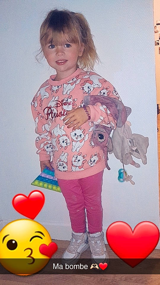 Shanna a rejoint le concours — aidez-le/la à gagner de superbes lots ! bangs, child, design, doll, event, eyelash, fun, happy, joy, magenta, organ, party_supply, pattern, peach, person, pink, red, sleeve, standing, toddler