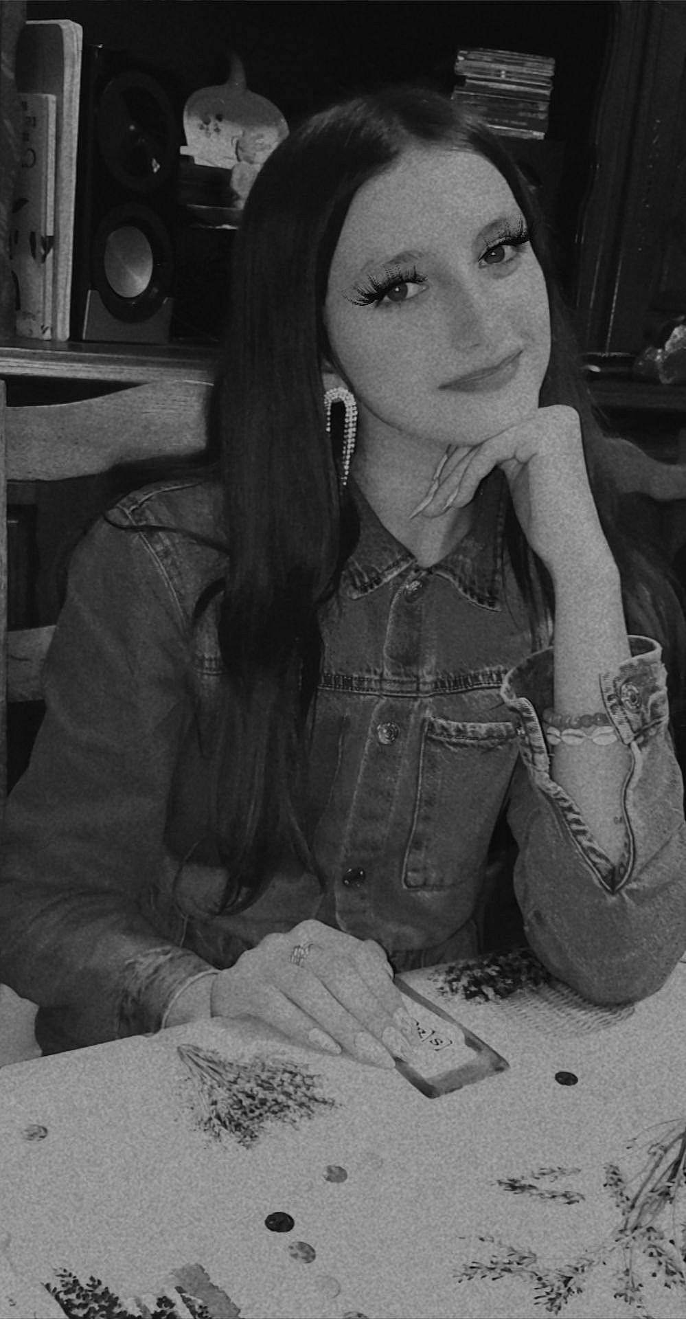 Justine a rejoint le concours — aidez-le/la à gagner de superbes lots ! beauty, black, black_and_white, chair, eyebrow, facial_expression, flash_photography, forehead, gesture, hairstyle, human, jewellery, joy, lip, long_hair, monochrome, monochrome_photography, necklace, person, style