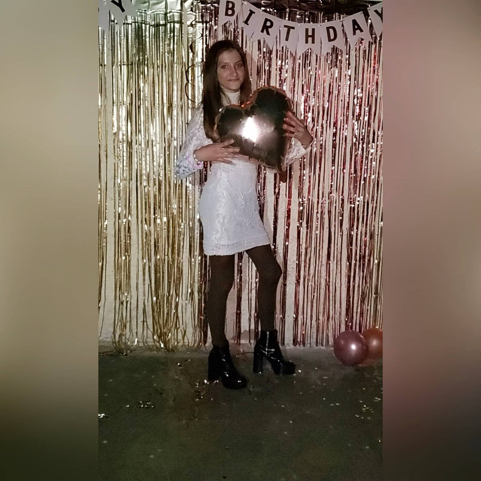 Justine participe au concours pour gagner de l'argent avec cette photo : art, darkness, fashion_accessory, fashion_design, flash_photography, font, fun, glass, happy, interior_design, joy, light_fixture, magenta, metal, person, room, sleeve, still_life_photography, stock_photography, visual_arts