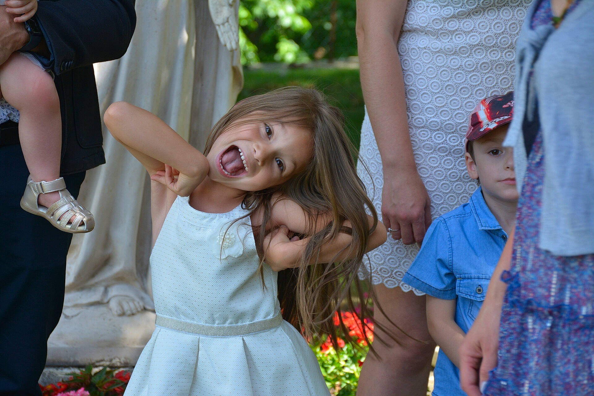 Selena participe au concours pour gagner de l'argent avec cette photo : community, daytime, facial_expression, fun, gesture, grass, hairstyle, happy, headwear, human, interaction, leisure, people_in_nature, person, photograph, pink, plant, red, smile, social_group