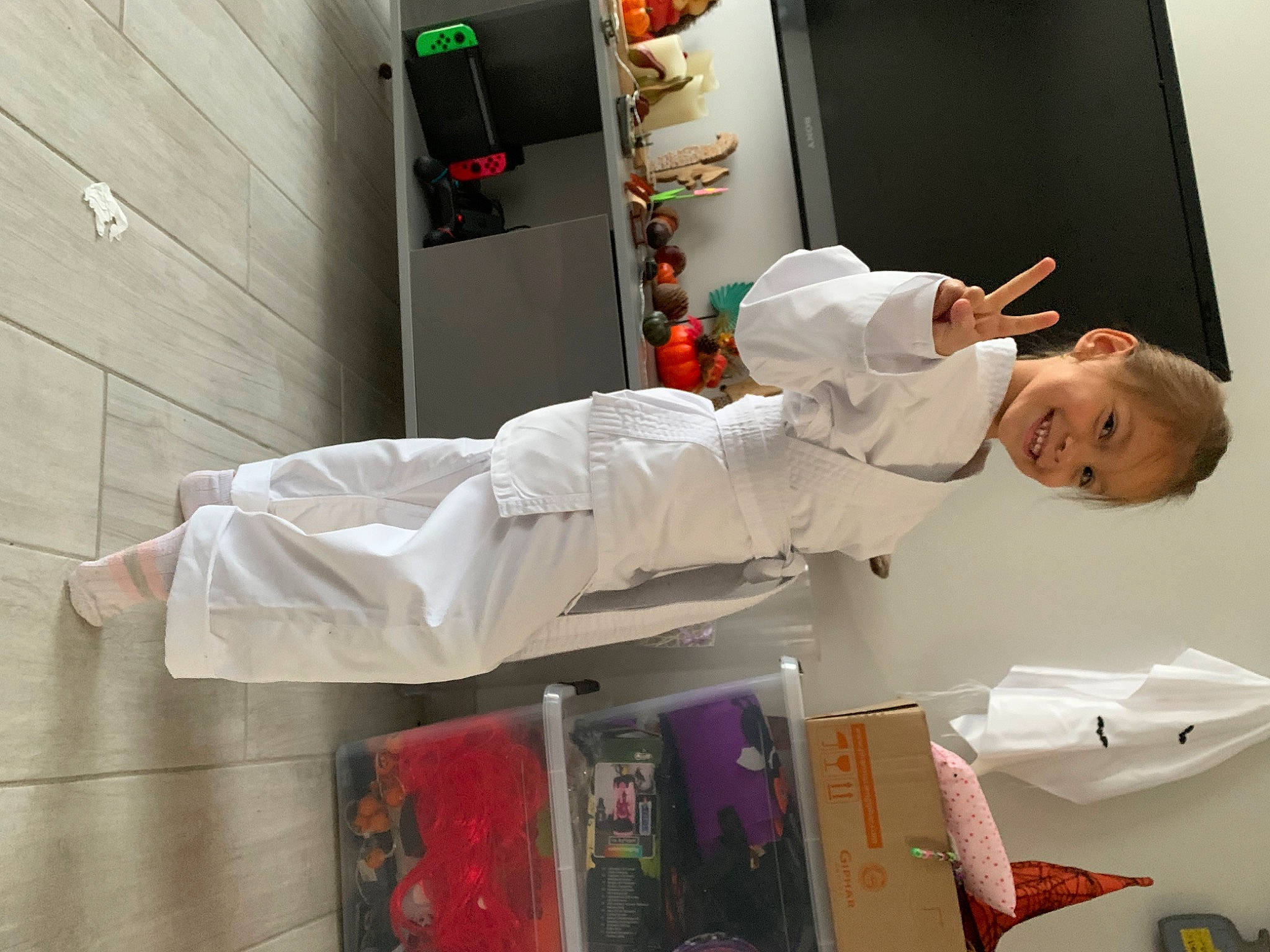 Selena a rejoint le concours — aidez-le/la à gagner de superbes lots ! baby, bed, bed_sheet, bedroom, cabinetry, chest_of_drawers, comfort, drawer, health_care, home_appliance, hospital, joy, linens, machine, major_appliance, person, room, service, smile, t_shirt