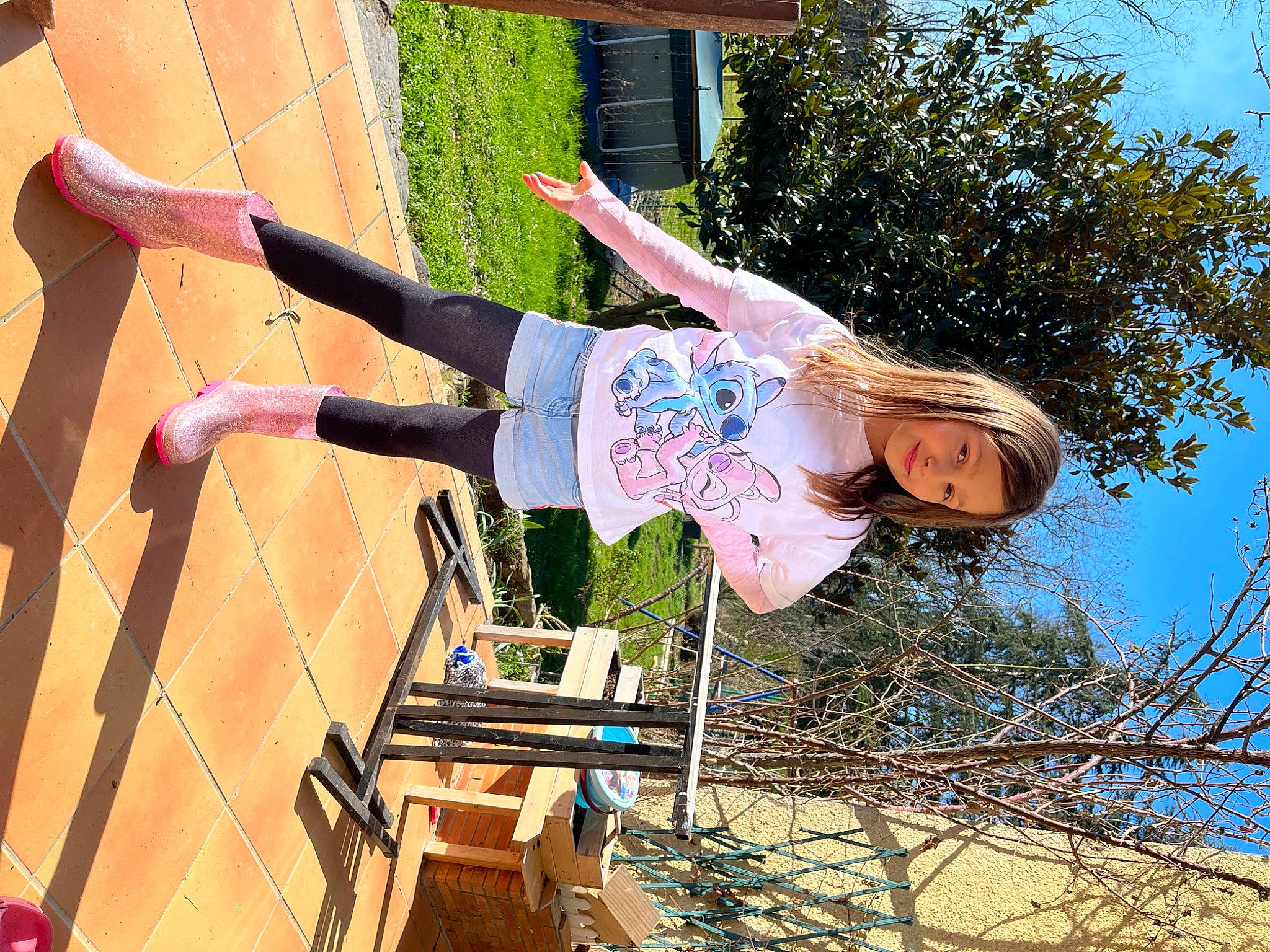 Valentina a rejoint le concours — aidez-le/la à gagner de superbes lots ! entertainment, event, fun, happy, human_leg, joy, knee, leisure, magenta, person, pink, plant, recreation, shorts, sky, sneakers, sportswear, t_shirt, thigh, tree