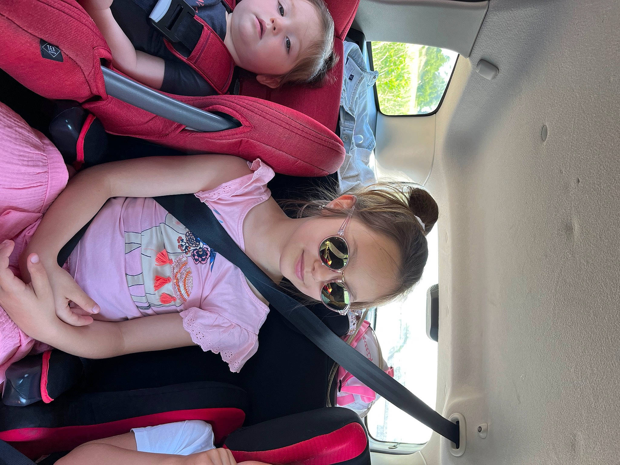 Valentina participe au concours pour gagner de l'argent avec cette photo : auto_part, automotive_design, automotive_exterior, child, comfort, eyewear, family_car, fun, human_leg, lap, leisure, motor_vehicle, mouth, passenger, person, recreation, red, thigh, travel, vehicle_door