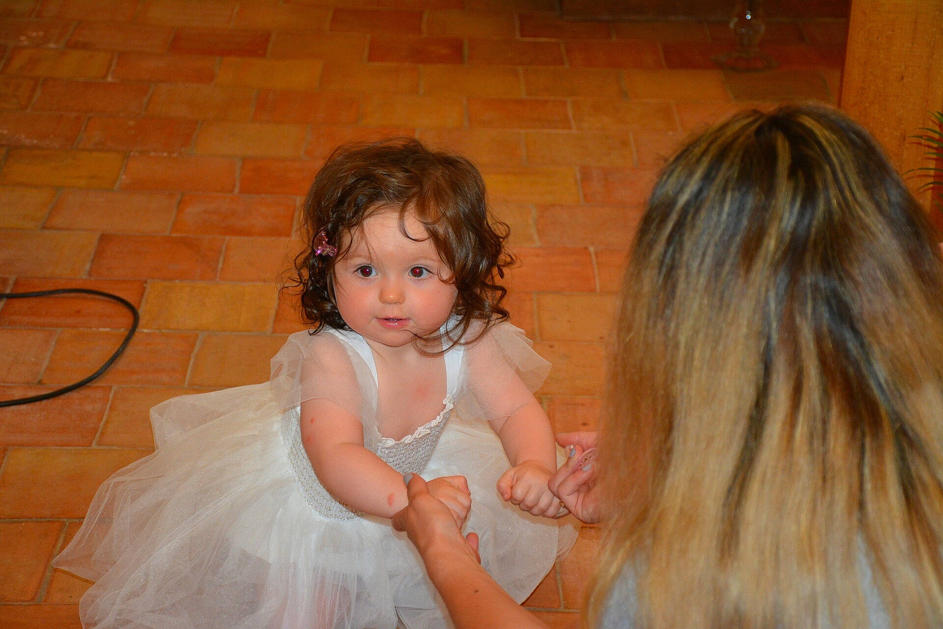 Alessia a rejoint le concours — aidez-le/la à gagner de superbes lots ! cheek, chin, day_dress, dress, eye, eyebrow, flash_photography, flooring, gesture, hair, hand, happy, head, human_body, iris, layered_hair, long_hair, neck, person, skin