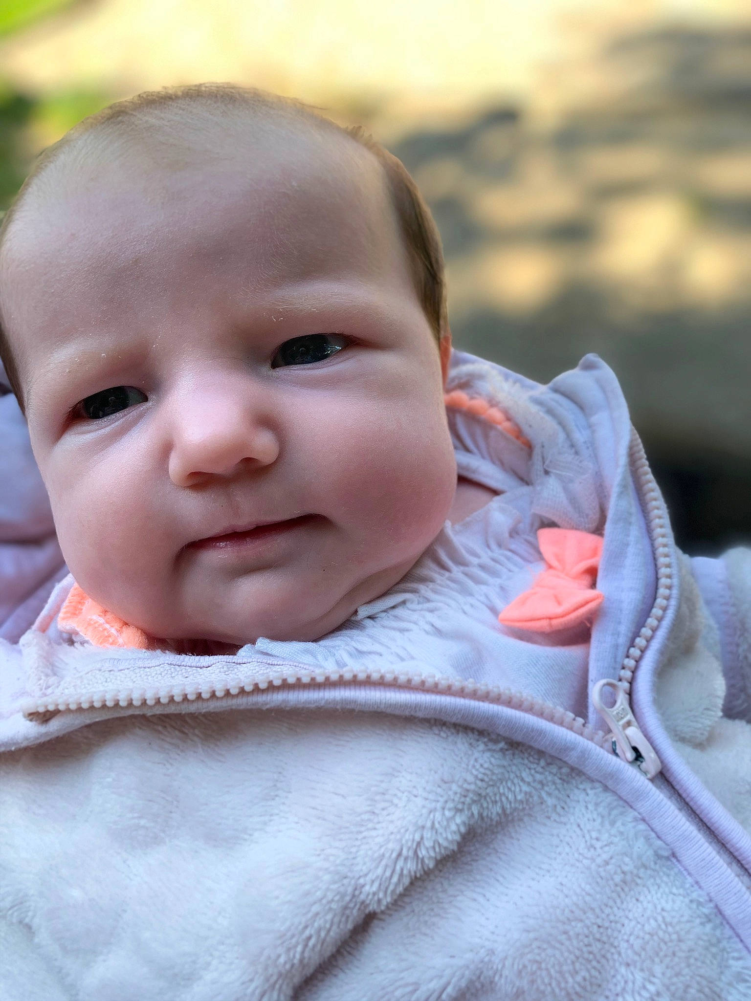 Miya a rejoint le concours — aidez-le/la à gagner de superbes lots ! baby, baby_toddler_clothing, cheek, child, chin, eyebrow, face, facial_expression, grass, happy, head, iris, lip, mammal, neck, nose, outerwear, person, skin, sleeve