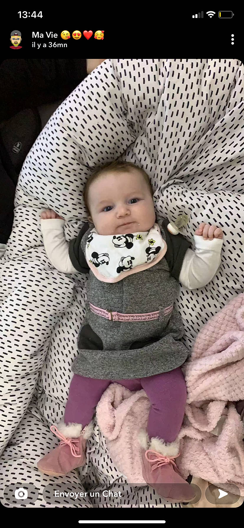 Miya a rejoint le concours — aidez-le/la à gagner de superbes lots ! baby, baby_products, baby_safety, baby_sleeping, baby_toddler_clothing, cheek, child, comfort, eye, hand, human_body, linens, nail, pattern, person, sitting, skin, sleeve, textile, toddler