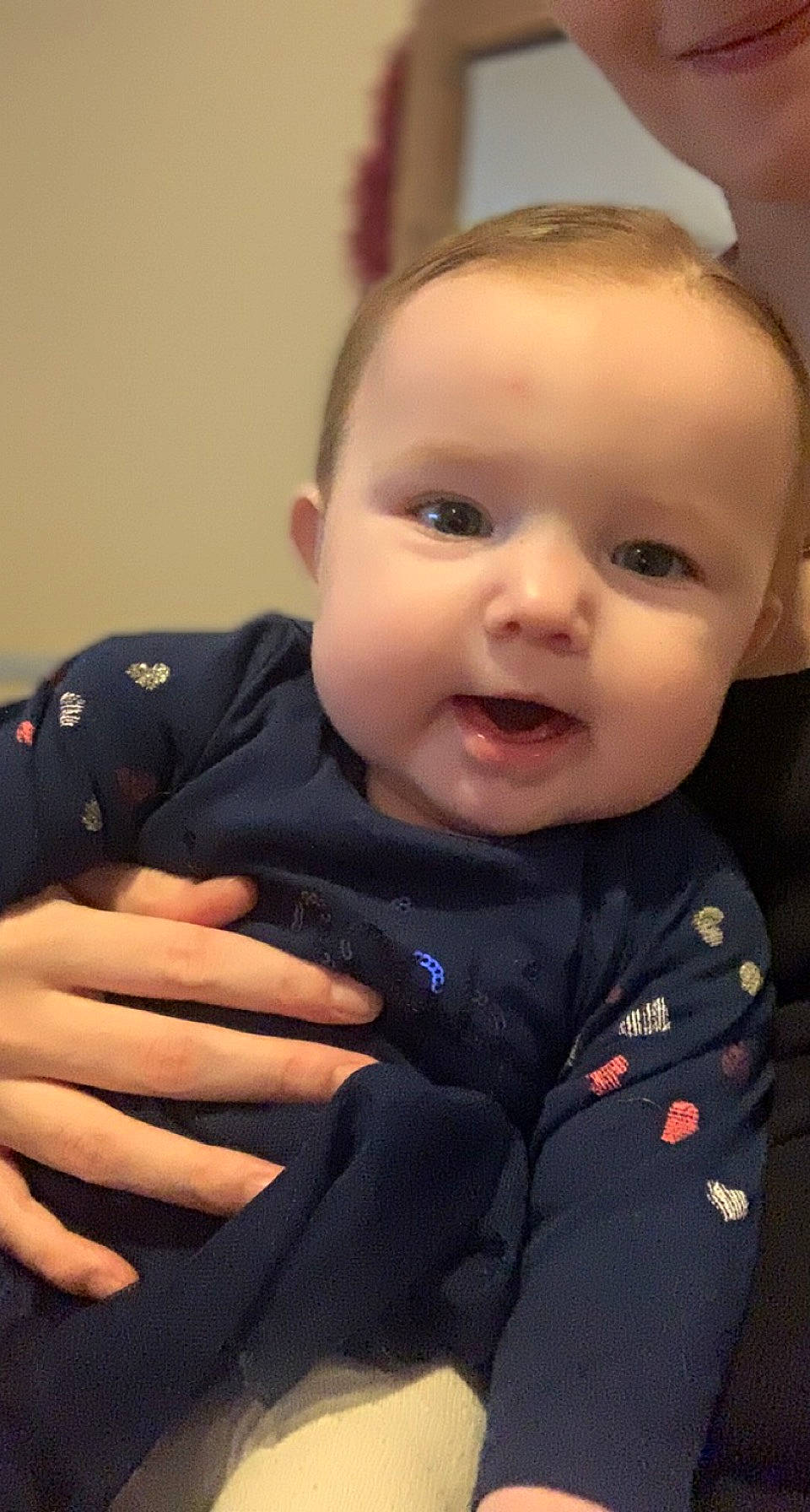 Miya a rejoint le concours — aidez-le/la à gagner de superbes lots ! baby, baby_toddler_clothing, cheek, collar, eyebrow, face, finger, gesture, happy, iris, jacket, lip, mammal, mouth, nose, outerwear, person, skin, sleeve, smile