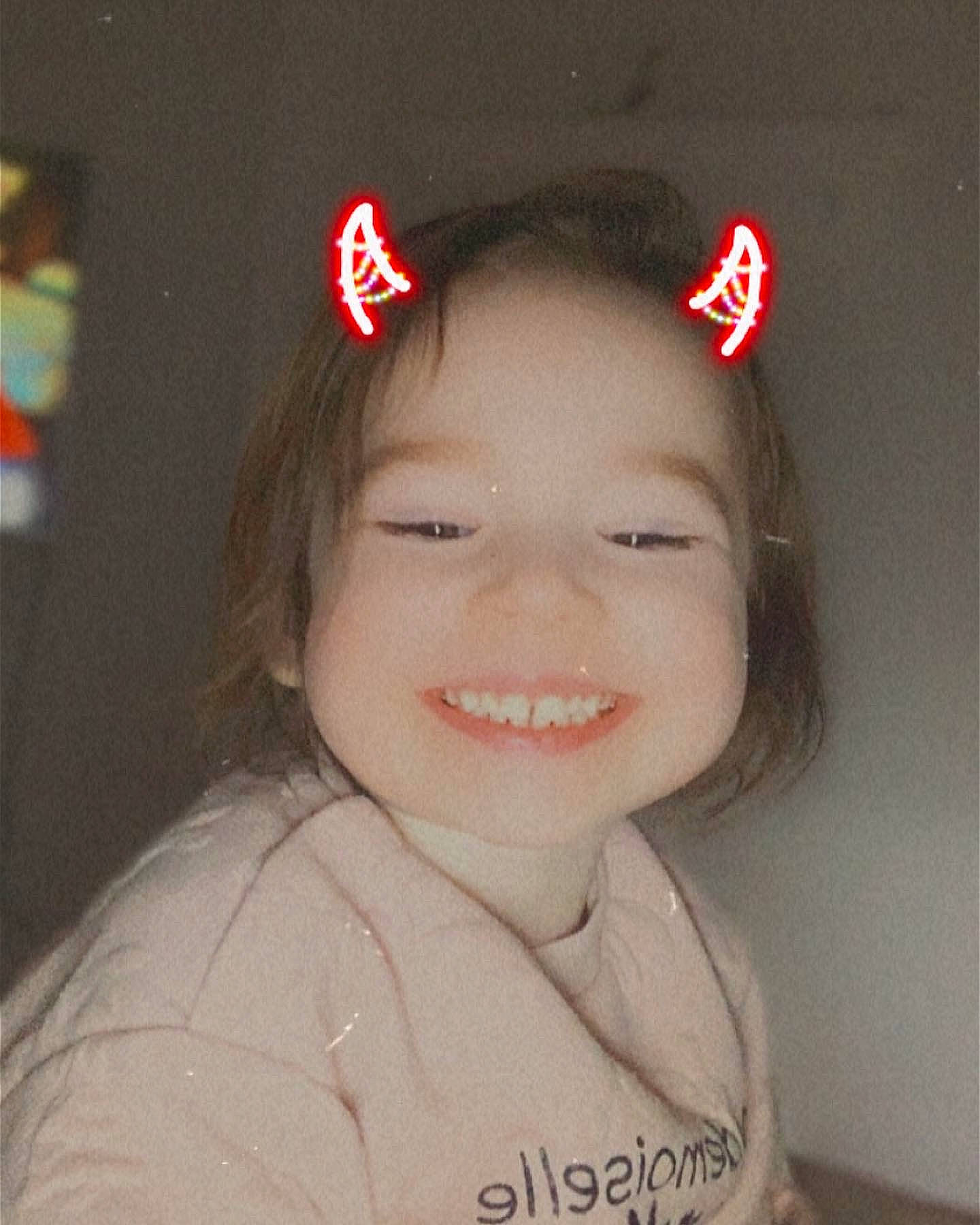 Allyana participe au concours pour gagner de l'argent avec cette photo : black_hair, cheek, chin, ear, eyebrow, eyelash, flash_photography, forehead, fun, hairstyle, happy, jaw, joy, lip, lipstick, nose, person, pink, skin, sleeve