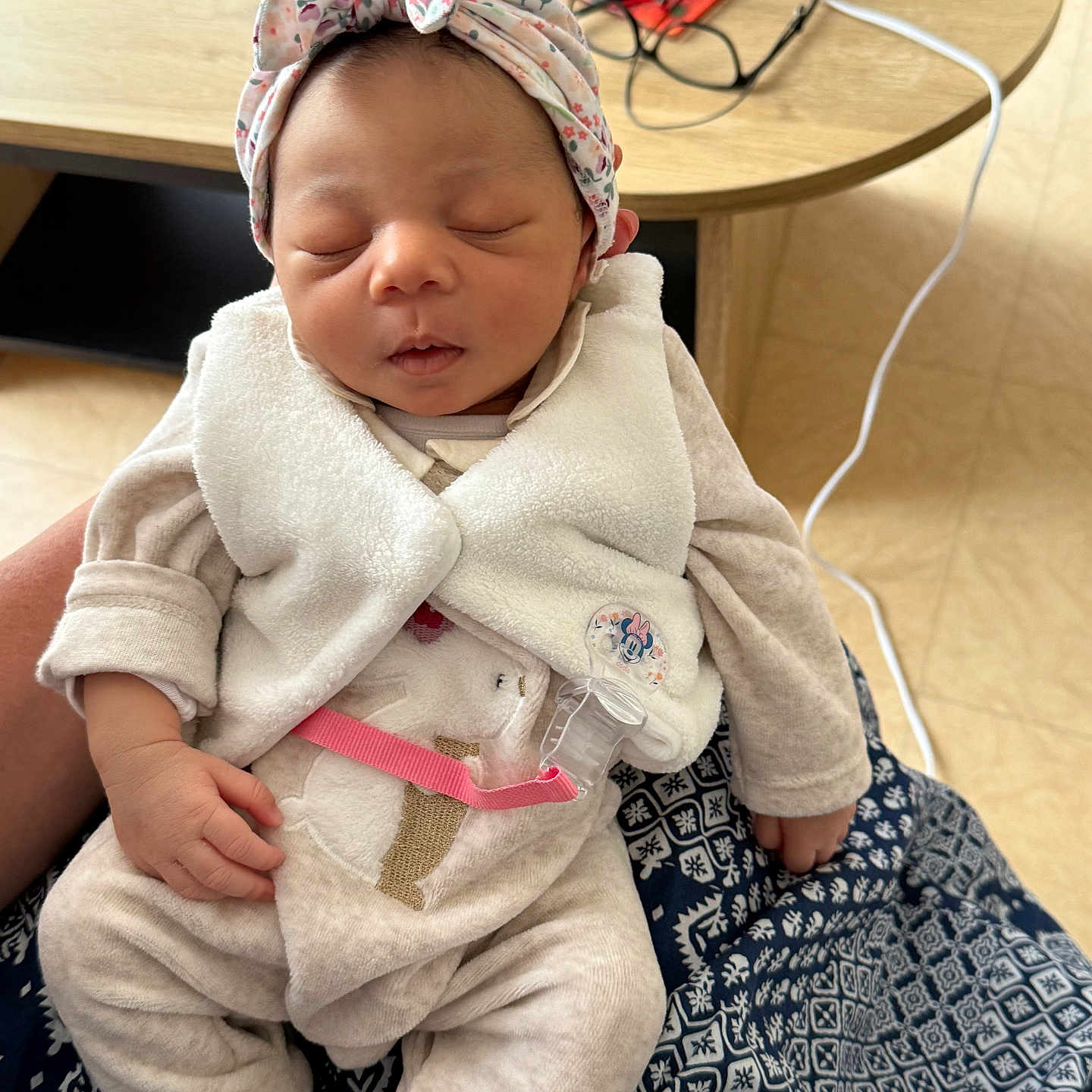 Inaya a rejoint le concours — aidez-le/la à gagner de superbes lots ! baby, closeup, cute, floor, glasses, hand, headband, indoors, infant, onesie, pacifier_clip, patterned_cloth, peaceful, person, remote_control, resting, sleeping, soft_fabric, table, vest