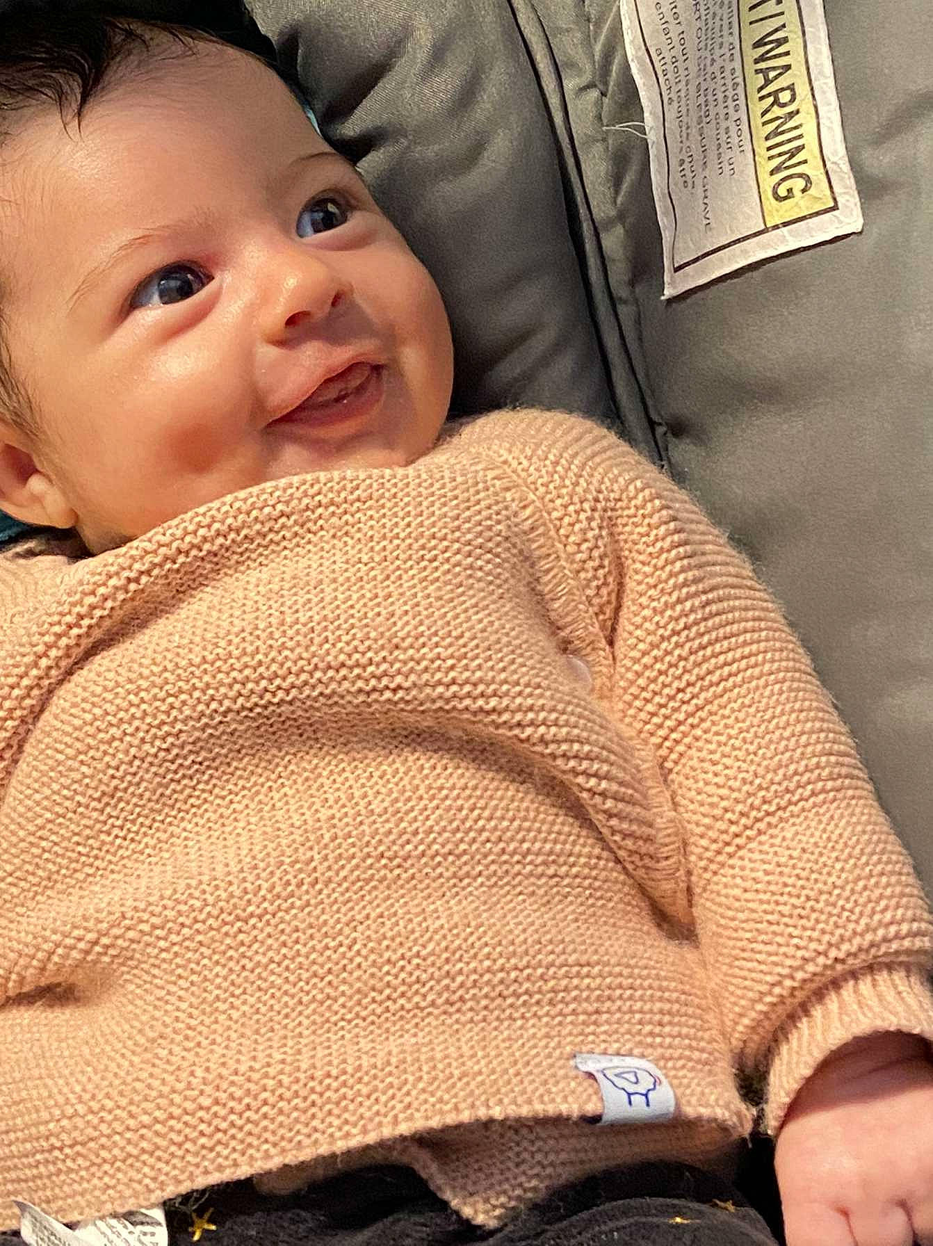 Yumna a rejoint le concours — aidez-le/la à gagner de superbes lots ! baby_toddler_clothing, black, chin, comfort, eye, face, finger, happy, head, human, human_body, lip, nose, outerwear, person, skin, sleeve, smile, textile, toddler