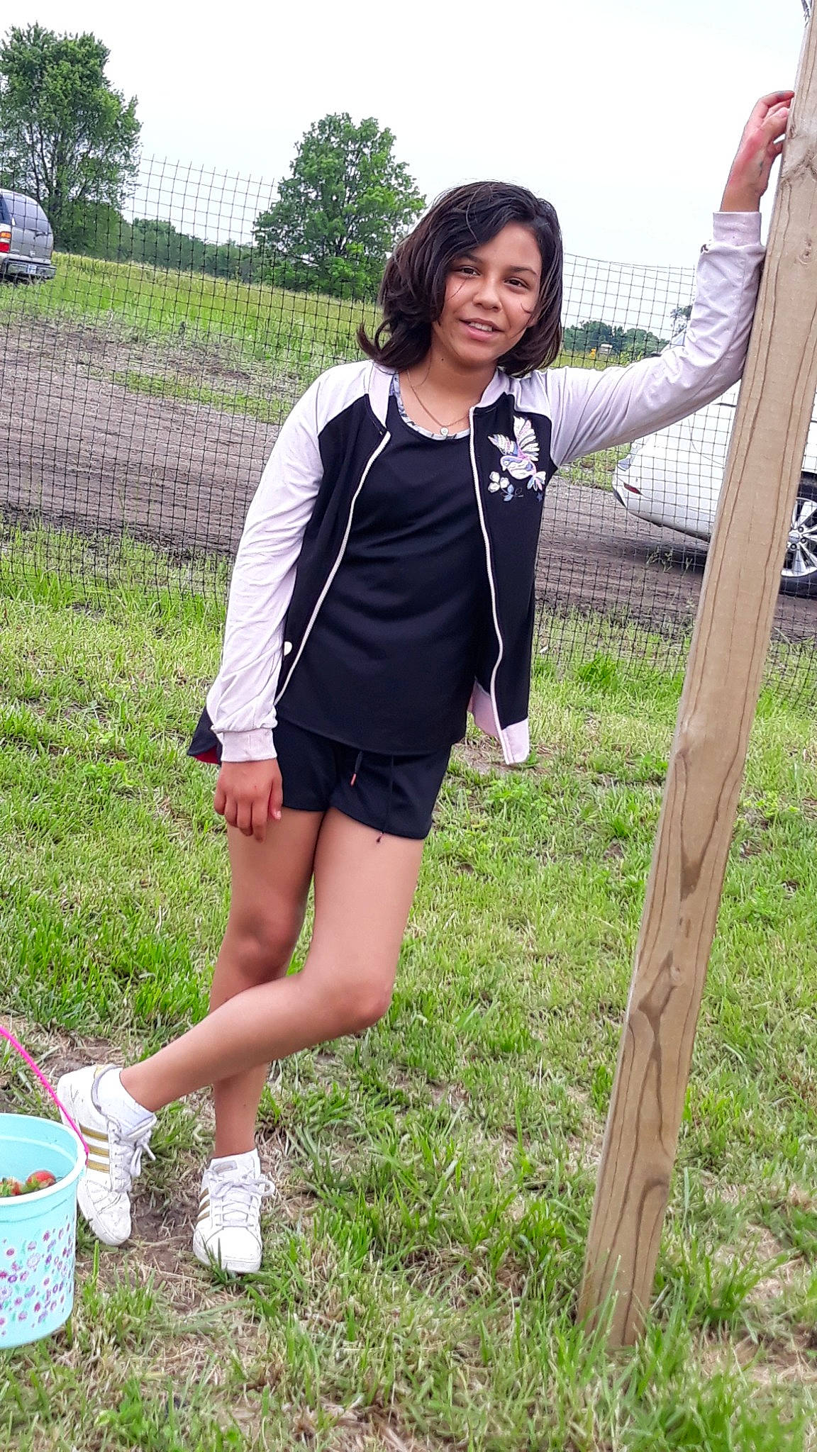 Marie is registered to the contest to win money with this photo: clothing, grass, human_body, human_leg, joy, leg, long_hair, person, photography, shorts, style, t_shirt, thigh