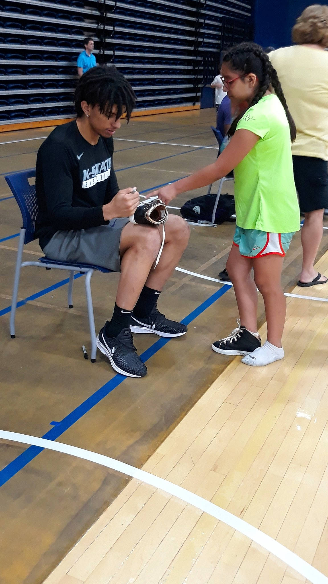 Lene is registered to the contest to win money with this photo: knee, person, sports, team_sport