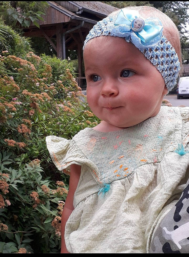Mélina participe au concours pour gagner de l'argent avec cette photo : baby, bandana, bonnet, cheek, child, fashion_accessory, hair_accessory, head, headgear, person, smile, textile, toddler