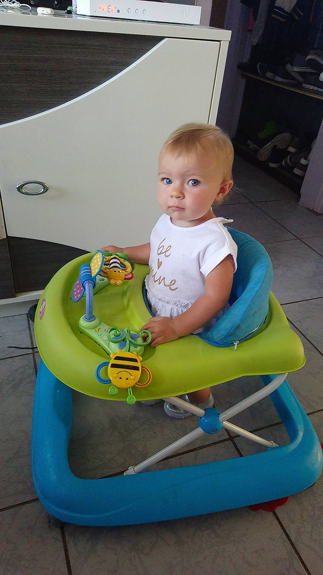 Mélina a rejoint le concours — aidez-le/la à gagner de superbes lots ! baby, baby_products, chair, child, fun, leisure, person, play, product, recreation, sitting, toddler, toy, vacation, walker