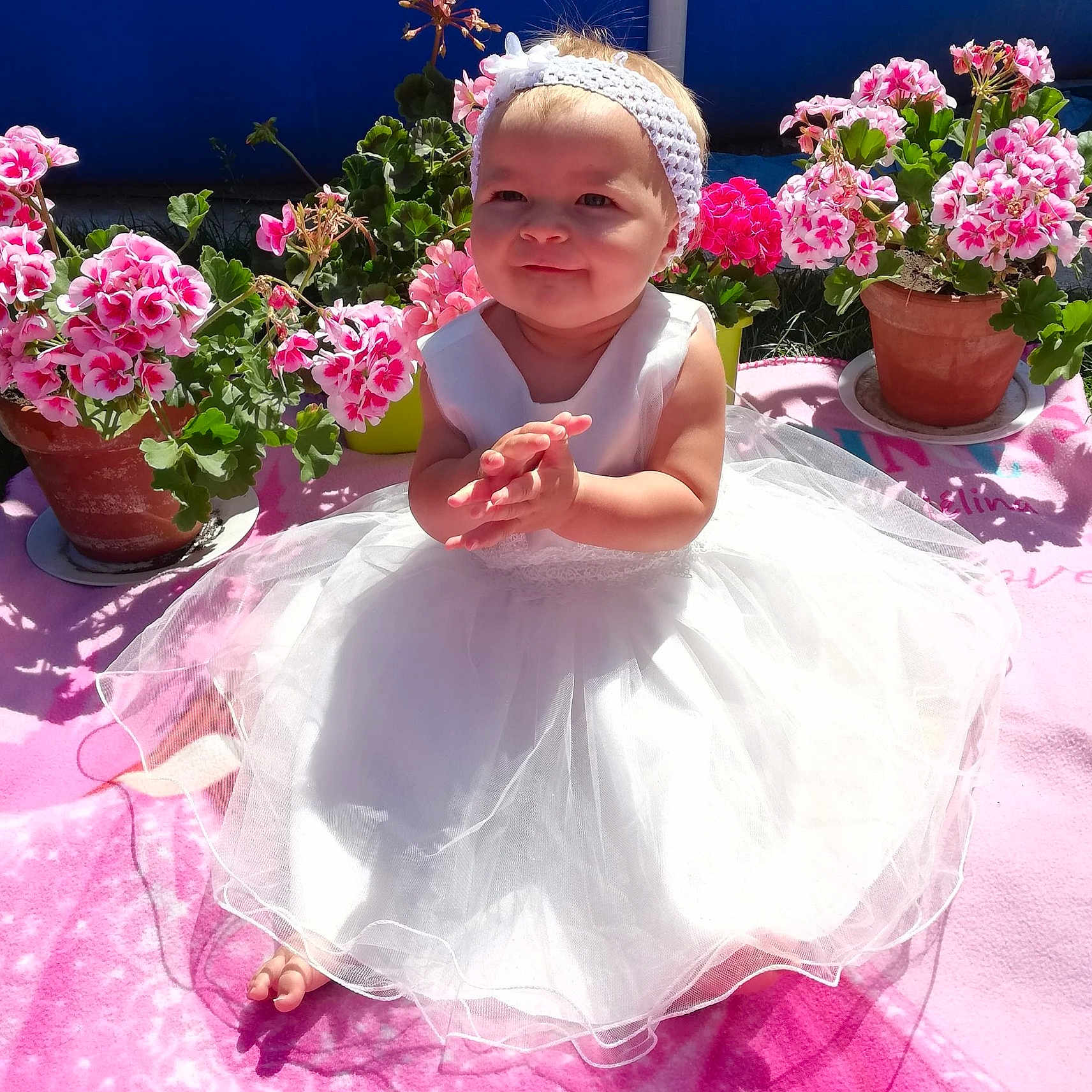Mélina participe au concours pour gagner de l'argent avec cette photo : ceremony, child, costume, dress, event, floristry, flower, flower_girl, gown, happy, person, petal, pink, plant, smile, wedding_ceremony_supply