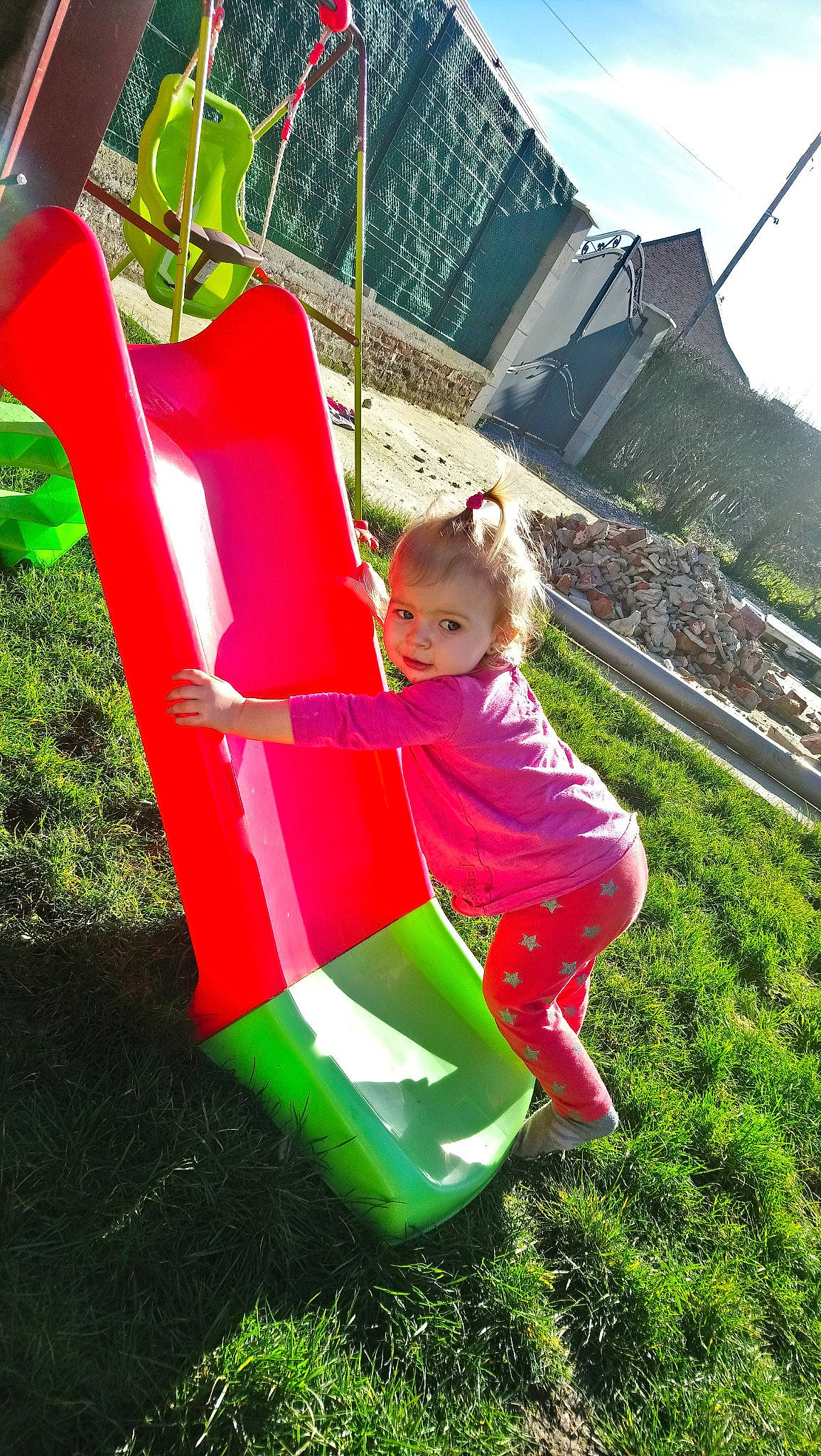 Mélina participe au concours pour gagner de l'argent avec cette photo : child, chute, grass, green, leisure, outdoor_play_equipment, person, plant, play, playground, playground_slide, red, toddler