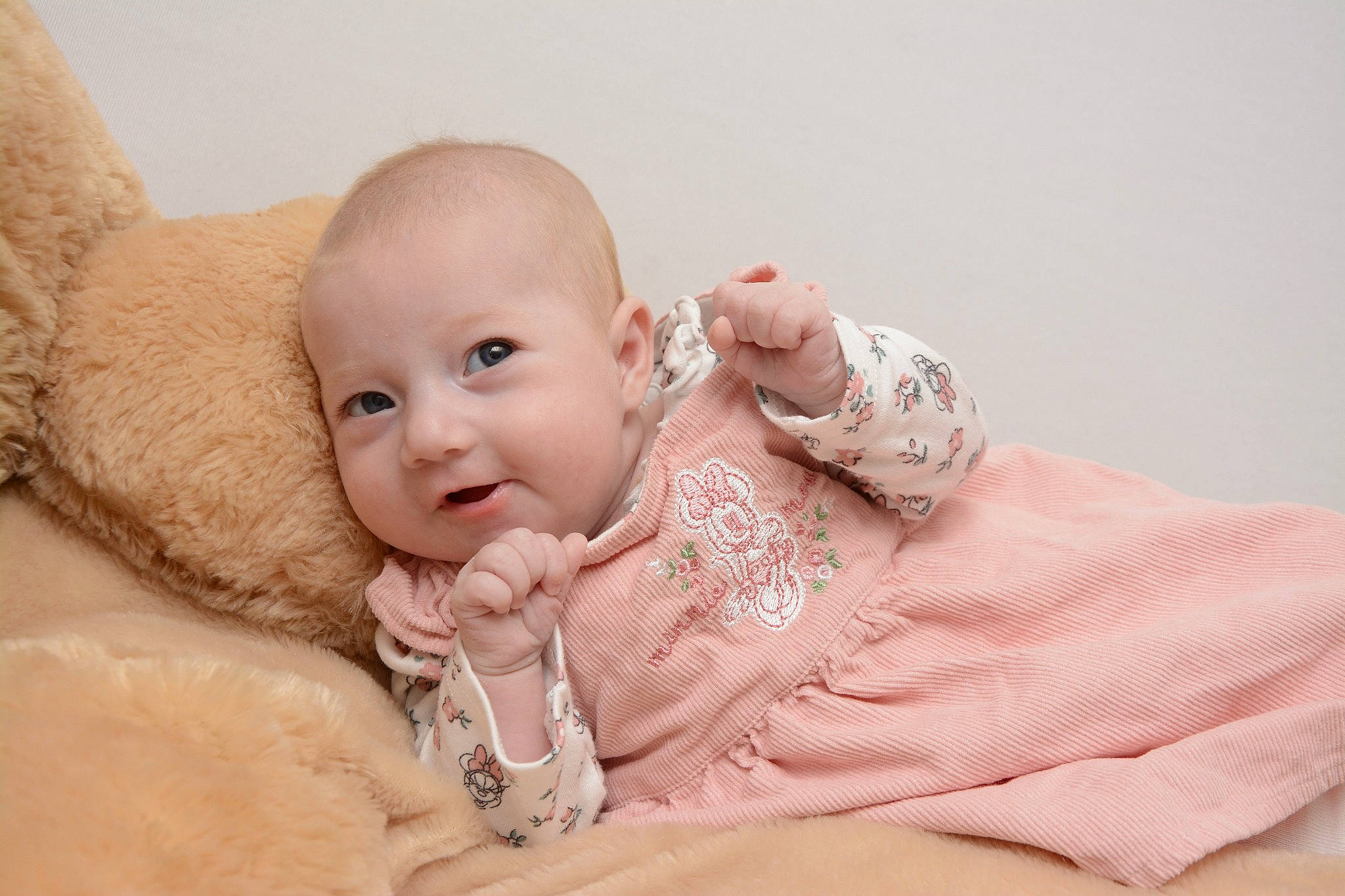 Sophie a rejoint le concours — aidez-le/la à gagner de superbes lots ! baby, baby_toddler_clothing, child, comfort, dress, drinkware, face, fun, fur, gesture, happy, head, linens, nose, person, sand, sitting, skin, sleeve, smile