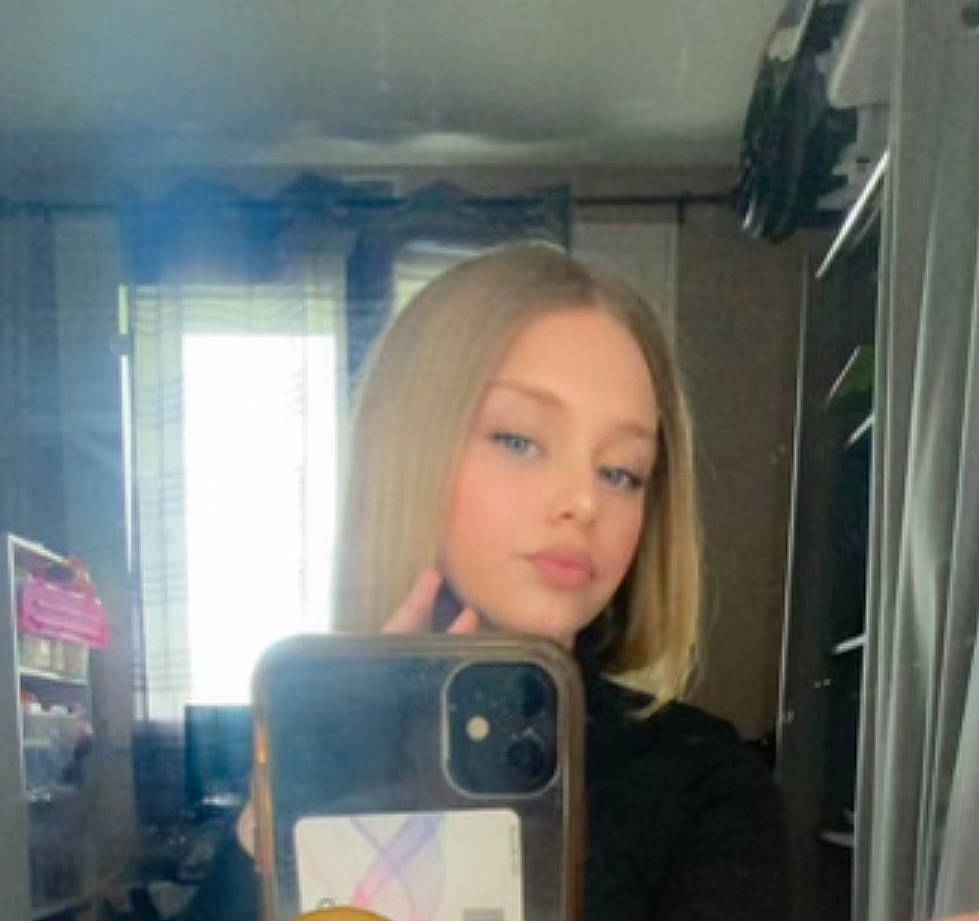 Liäna participe au concours pour gagner de l'argent avec cette photo : audio_equipment, bangs, black_hair, blond, brown_hair, communication_device, eyebrow, eyelash, eyewear, fun, gadget, hairstyle, happy, iris, jaw, lip, long_hair, mobile_phone, nose, person