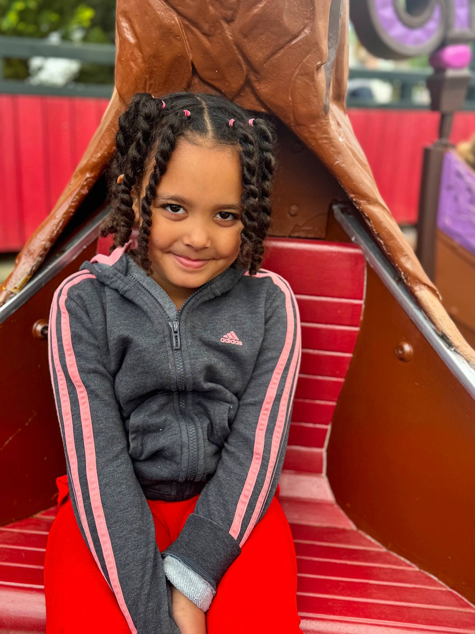 Clarisse participe au concours pour gagner de l'argent avec cette photo : black_hair, brown_hair, child, cool, facial_expression, fashion_accessory, fashion_design, flash_photography, fun, hairstyle, happy, joy, leisure, lip, magenta, person, portrait_photography, red, sitting, sleeve