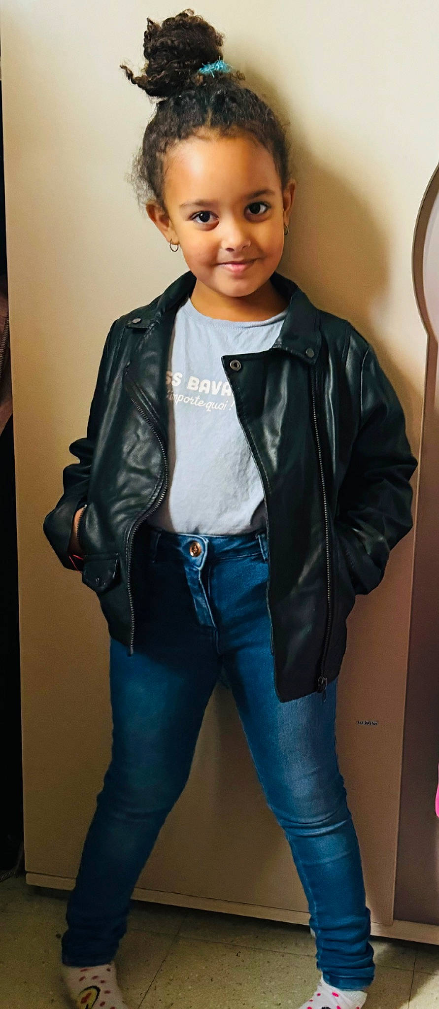 Clarisse participe au concours pour gagner de l'argent avec cette photo : blazer, chest, collar, denim, dress_shirt, electric_blue, fashion_accessory, fashion_design, flash_photography, formal_wear, jacket, jewellery, joy, leather_jacket, neck, outerwear, person, sleeve, standing, textile