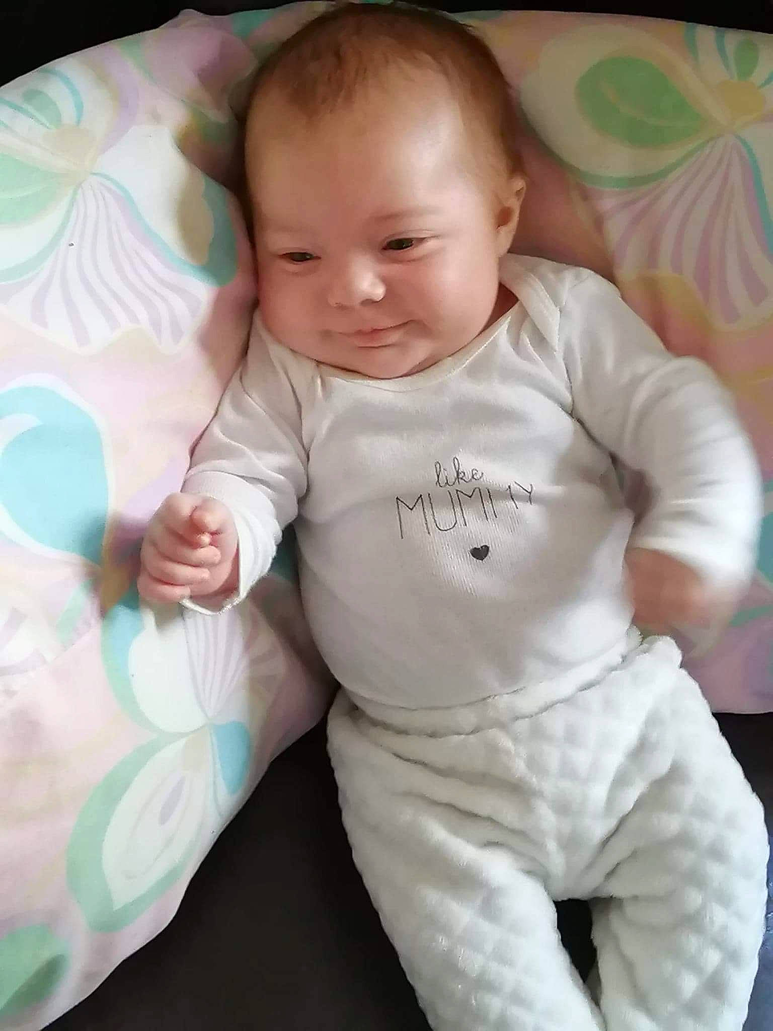 Tiago participe au concours pour gagner de l'argent avec cette photo : baby, baby_products, baby_toddler_clothing, cheek, child, person, product, skin, smile, toddler