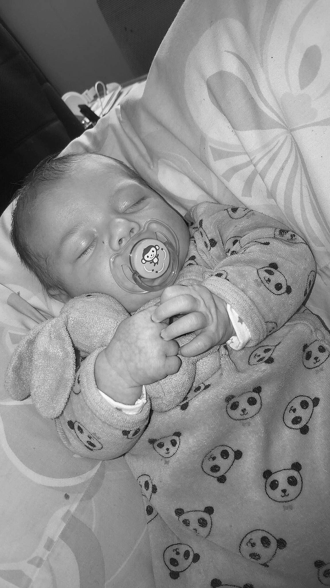 Tiago participe au concours pour gagner de l'argent avec cette photo : baby, bedtime, birth, black_and_white, child, monochrome, monochrome_photography, person, photograph, photography, sleep, still_life_photography, stock_photography, style, white