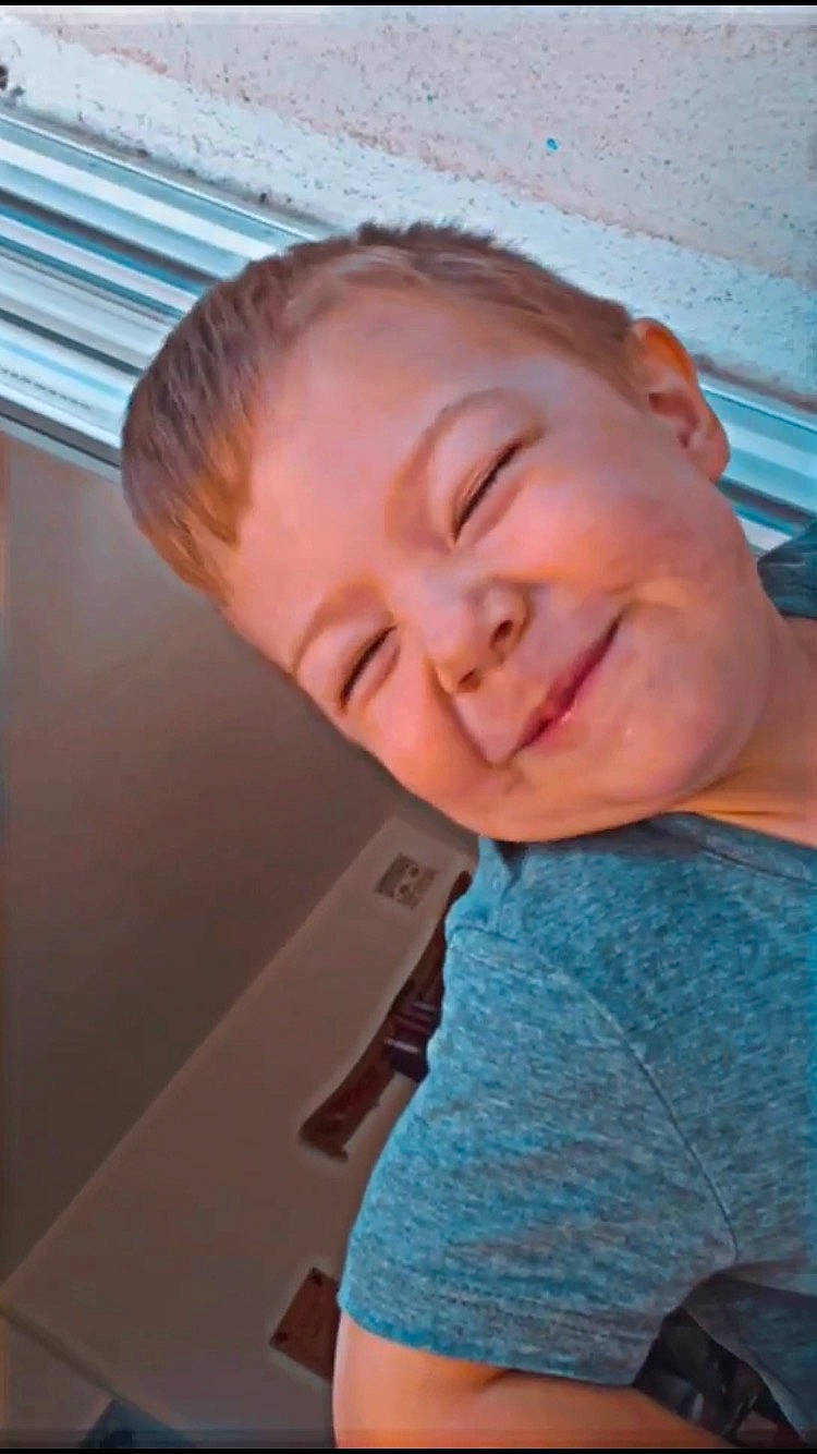 Tiago a rejoint le concours — aidez-le/la à gagner de superbes lots ! baby, cheek, child, comfort, fun, happy, jaw, joy, laugh, leisure, mouth, neck, nose, pattern, person, portrait_photography, smile, thumb, toddler, wood