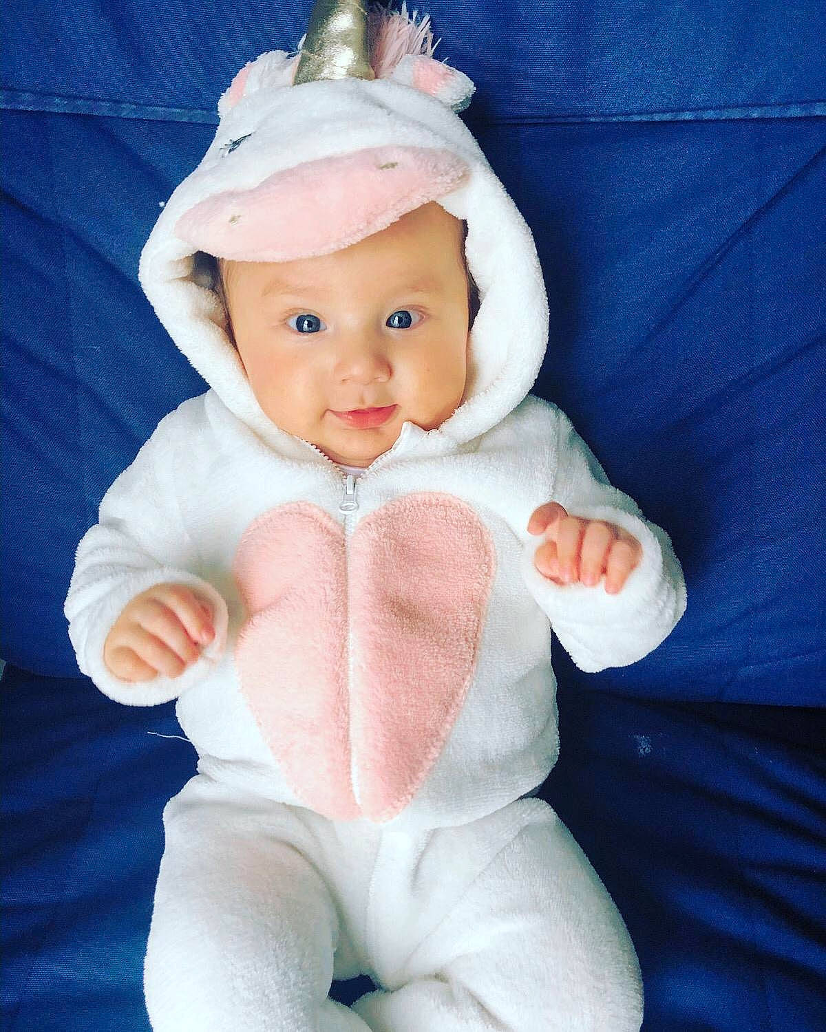 Héloïse a rejoint le concours — aidez-le/la à gagner de superbes lots ! angel, baby, child, fictional_character, headwear, person, toddler, toy