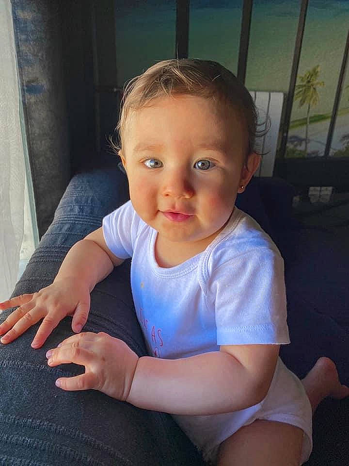 Héloïse participe au concours pour gagner de l'argent avec cette photo : arm, baby, cheek, child, face, finger, head, leg, person, sitting, skin, smile, toddler