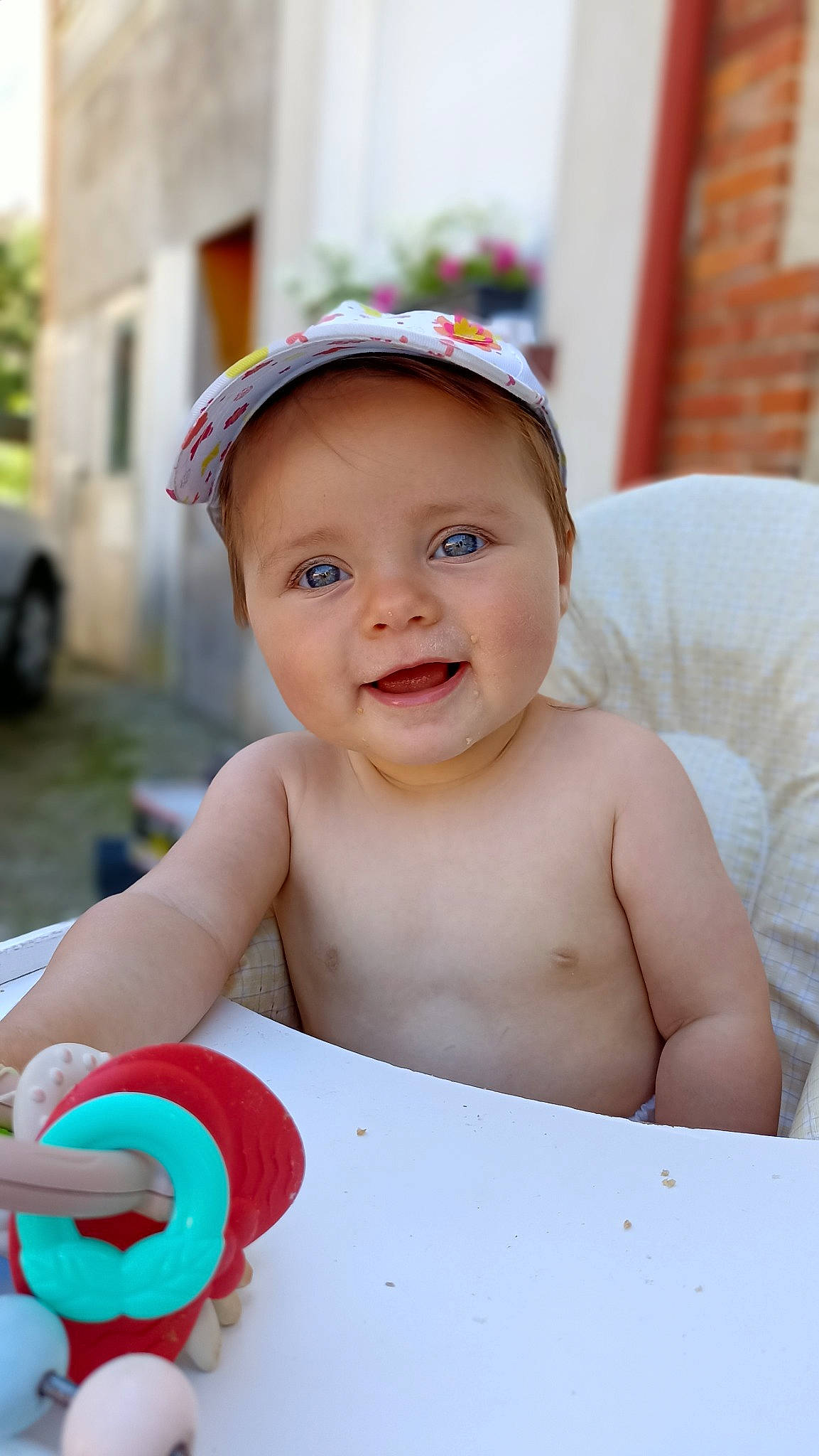 Shelby participe au concours pour gagner de l'argent avec cette photo : baby, baby_playing_with_toys, baby_products, baby_toddler_clothing, cap, child, face, facial_expression, fun, hairstyle, happy, headwear, joy, leisure, organ, people, person, recreation, sitting, skin