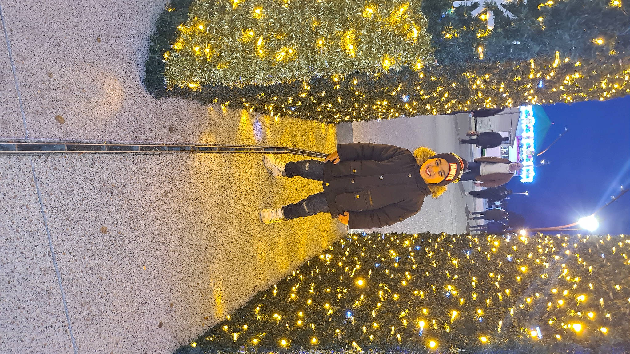 Mohamed a rejoint le concours — aidez-le/la à gagner de superbes lots ! asphalt, blue, city, event, fun, happy, headwear, joy, light, light_fixture, people_in_nature, person, plant, road_surface, sky, smile, street_light, tints_and_shades, tree, wall