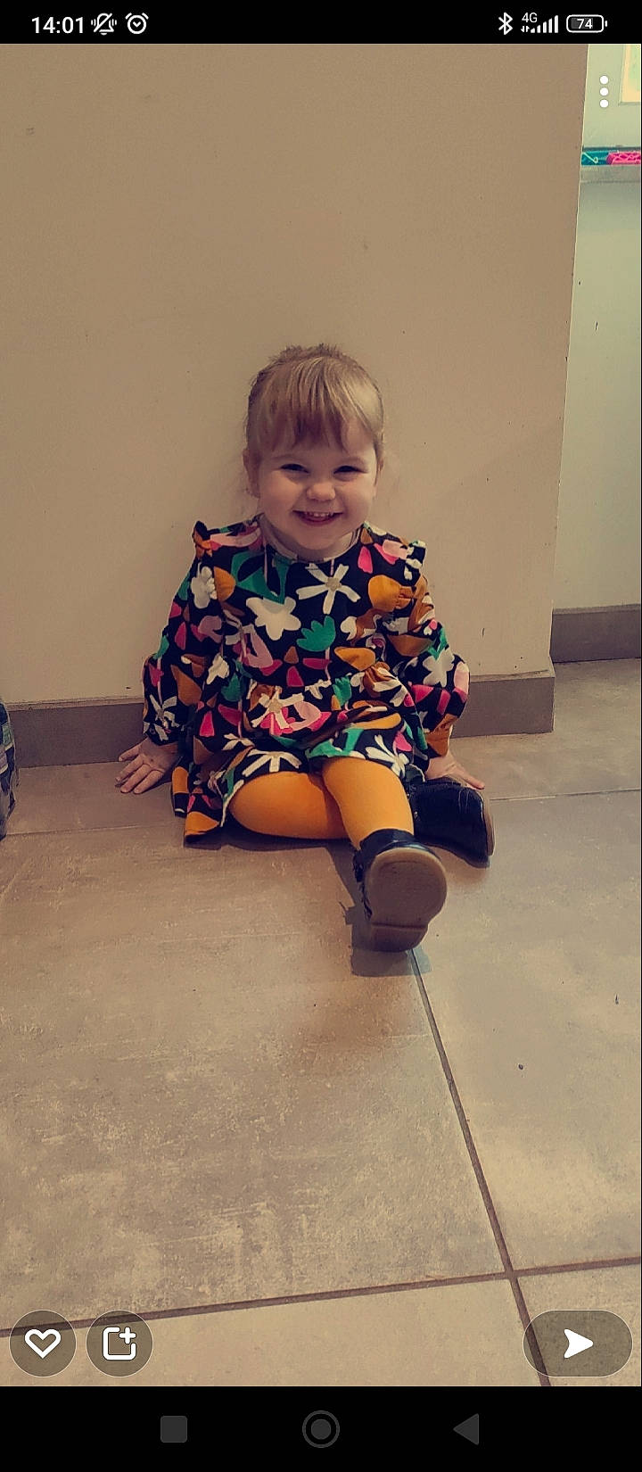 Inès Appolline a rejoint le concours — aidez-le/la à gagner de superbes lots ! baby, baby_toddler_clothing, dress, face, floor, flooring, foot, hair, human_leg, joy, knee, person, shoulder, sleeve, smile, sock, standing, t_shirt, thigh, tints_and_shades