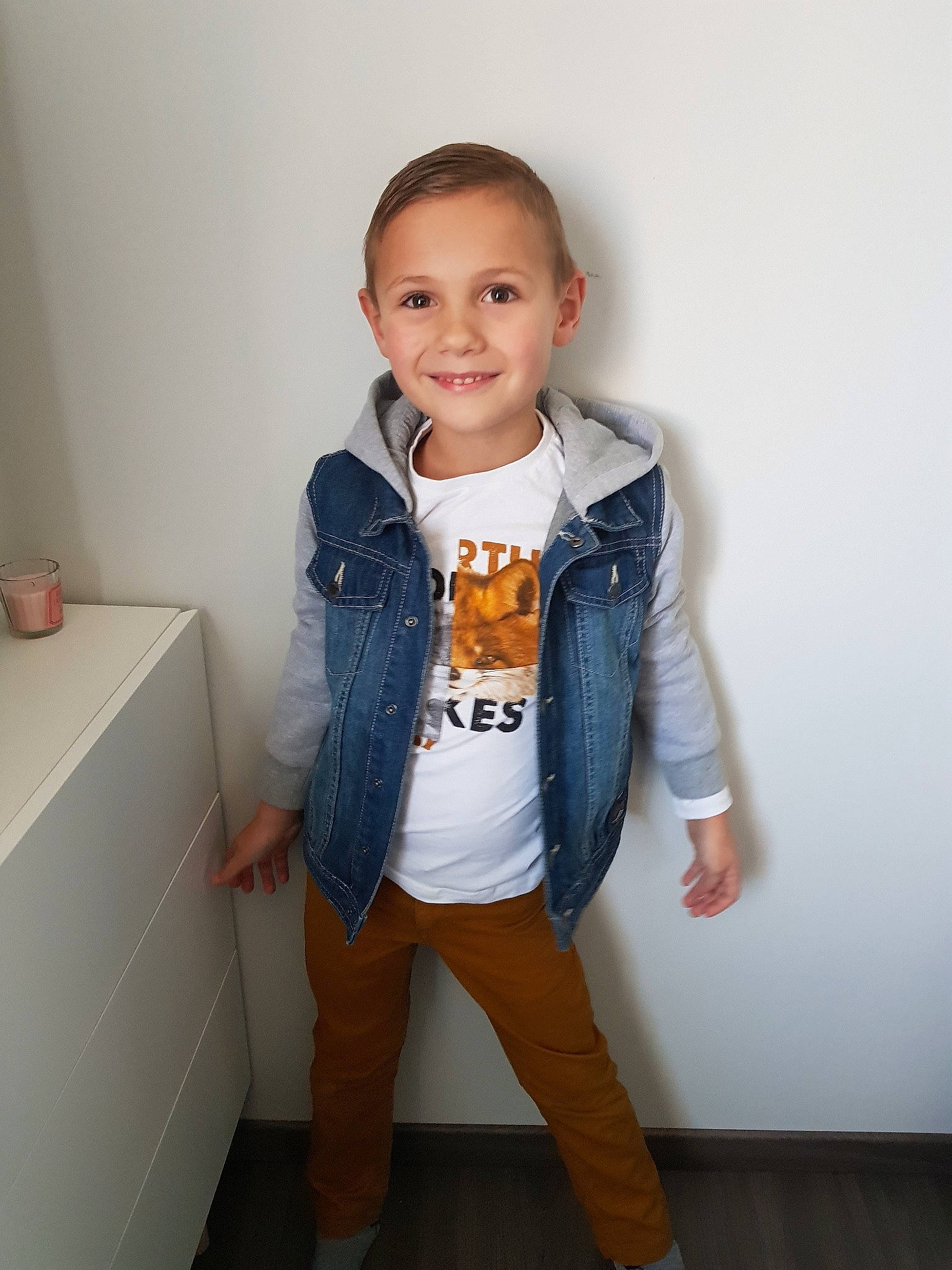 Evan participe au concours pour gagner de l'argent avec cette photo : child, clothing, denim, jacket, jeans, joy, outerwear, person, sleeve, standing, t_shirt, textile, toddler, trousers