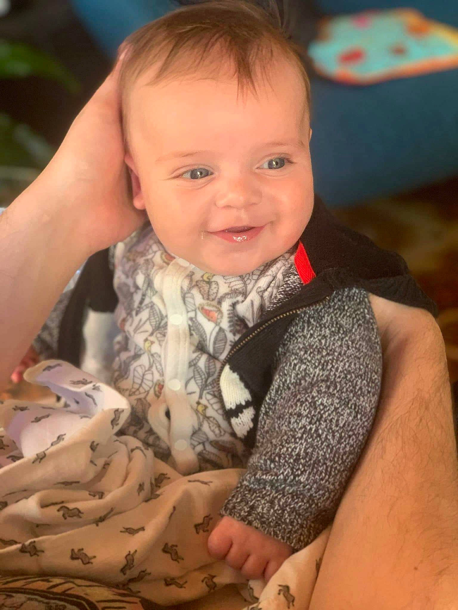 Soën a rejoint le concours — aidez-le/la à gagner de superbes lots ! arm, baby, baby_toddler_clothing, blond, cheek, child, chin, eye, face, fun, happy, head, human_body, iris, lip, neck, person, skin, sleeve, smile