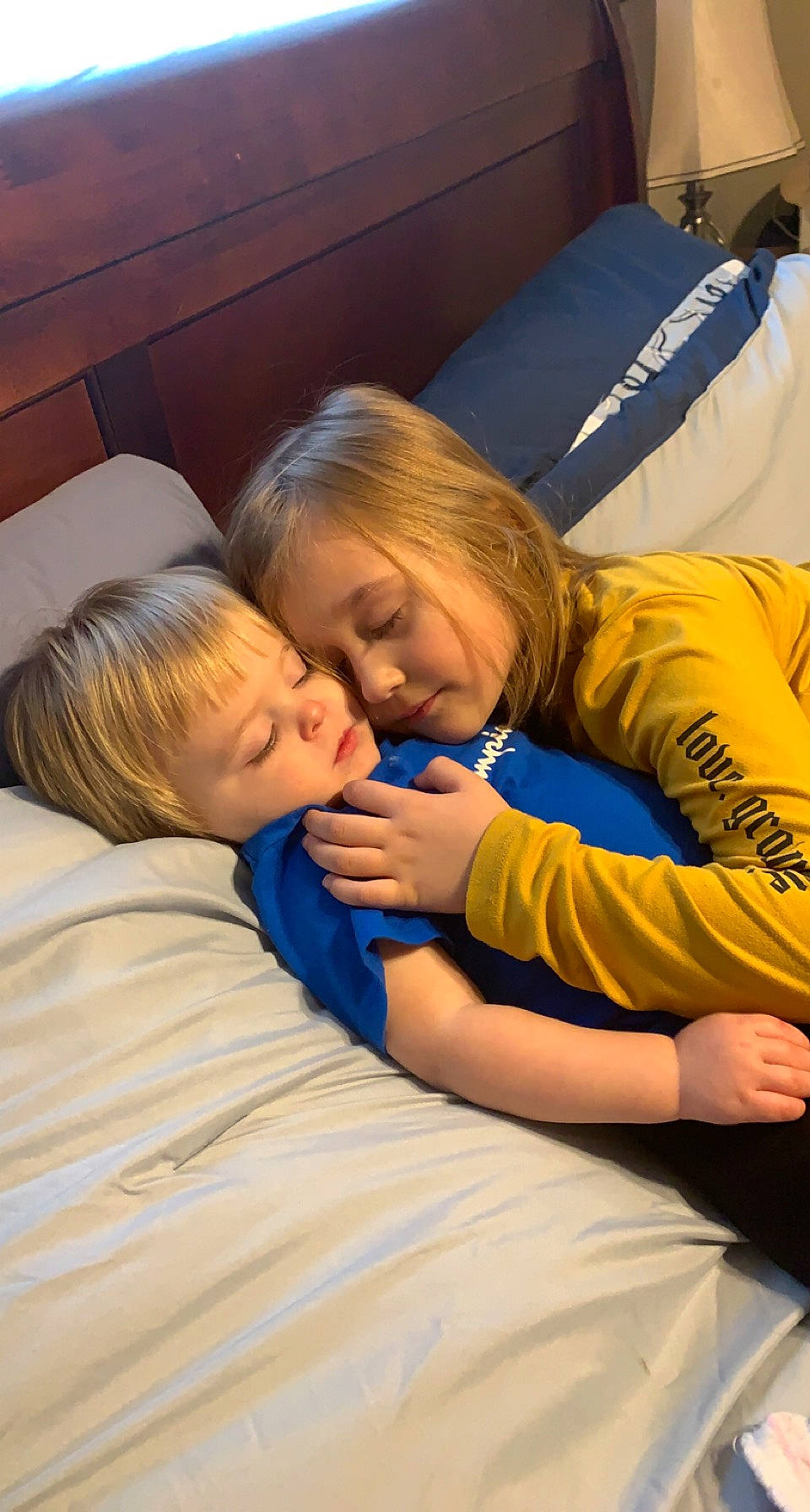 Alexia is registered to the contest to win money with this photo: baby, bedtime, child, comfort, couch, elbow, finger, fun, gesture, hand, lap, mammal, mouth, person, room, sitting, skin, t_shirt, thumb, toddler