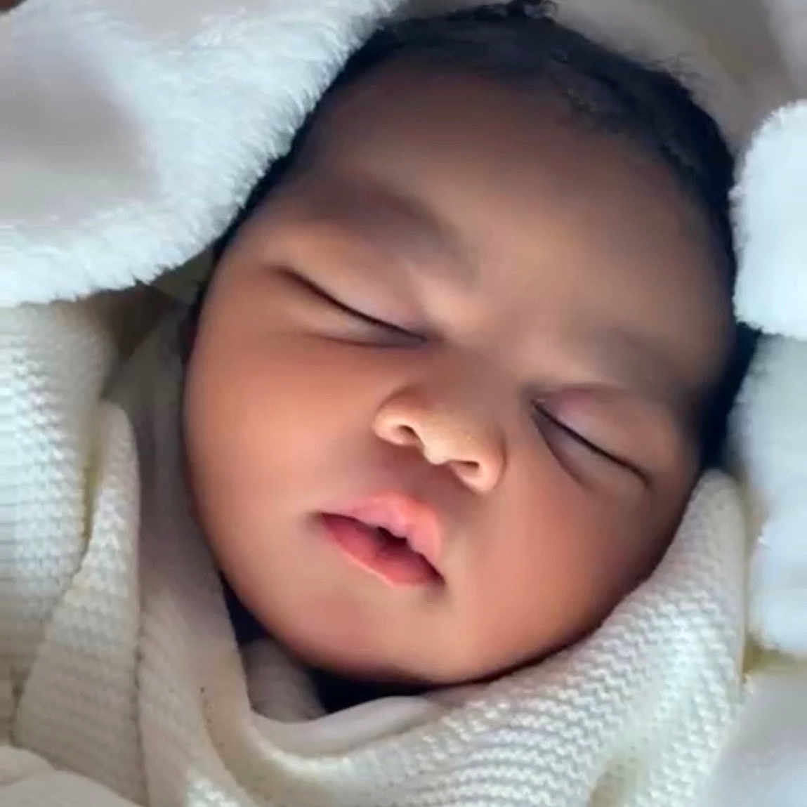 Nina a rejoint le concours — aidez-le/la à gagner de superbes lots ! baby, sleeping, blanket, white, soft, peaceful, newborn, infant, face, closed_eyes, cozy, warm, cute, portrait, child, hand, resting, skin, head, knitted_clothing