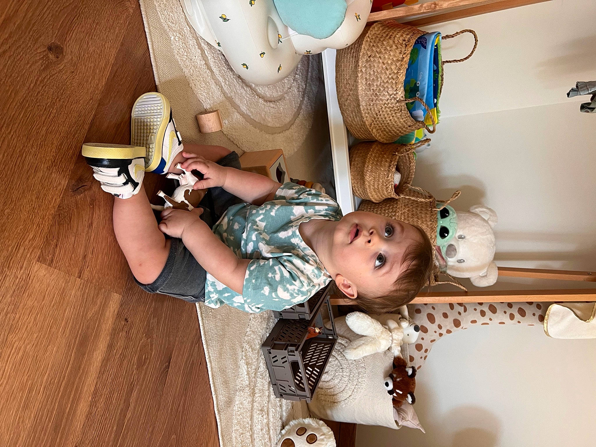 Ghjuvan a rejoint le concours — aidez-le/la à gagner de superbes lots ! baby, child, doll, fashion_accessory, flooring, fun, hat, person, room, sitting, sun_hat, surprise, toddler, toy, wood