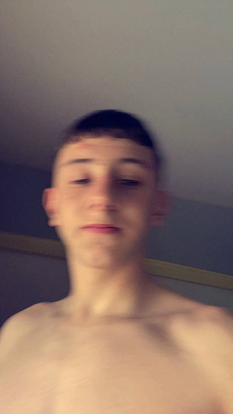 Antoine participe au concours pour gagner de l'argent avec cette photo : abdomen, barechested, buzz_cut, cheek, chest, elbow, eyebrow, eyelash, facial_hair, flash_photography, flesh, forehead, fun, happy, jaw, lip, neck, nose, person, throat