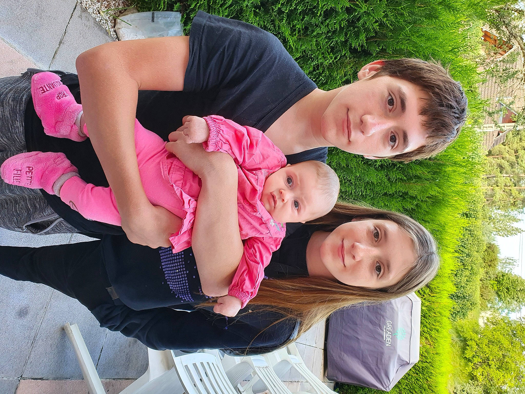 Miranda participe au concours pour gagner de l'argent avec cette photo : arm, child, child_model, grass, happy, joy, leg, leisure, person, photography, pink, plant, sitting