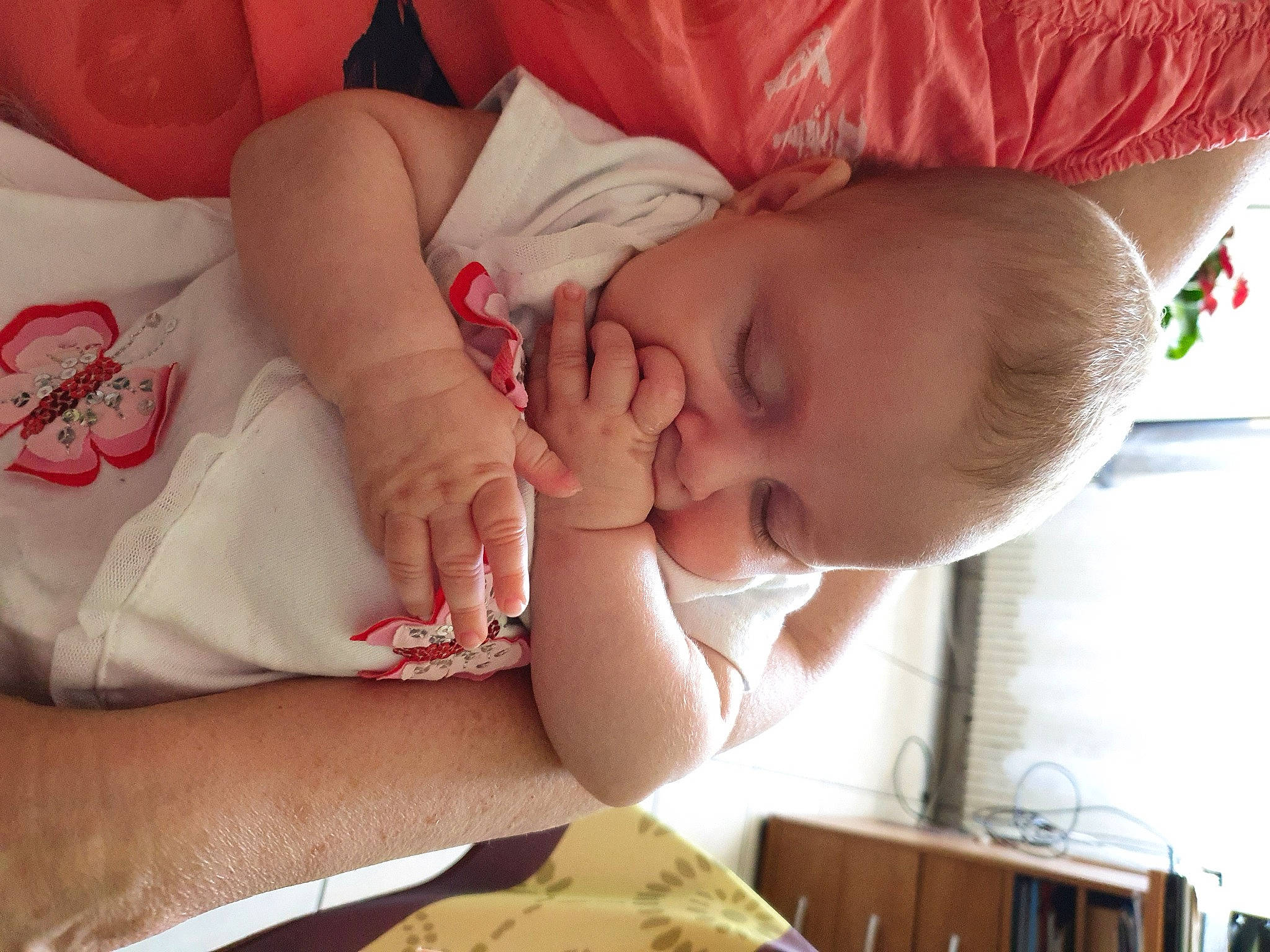 Miranda a rejoint le concours — aidez-le/la à gagner de superbes lots ! arm, baby, cheek, child, finger, hand, leg, mouth, nail, nap, nose, person, skin, sleep, thumb, toddler