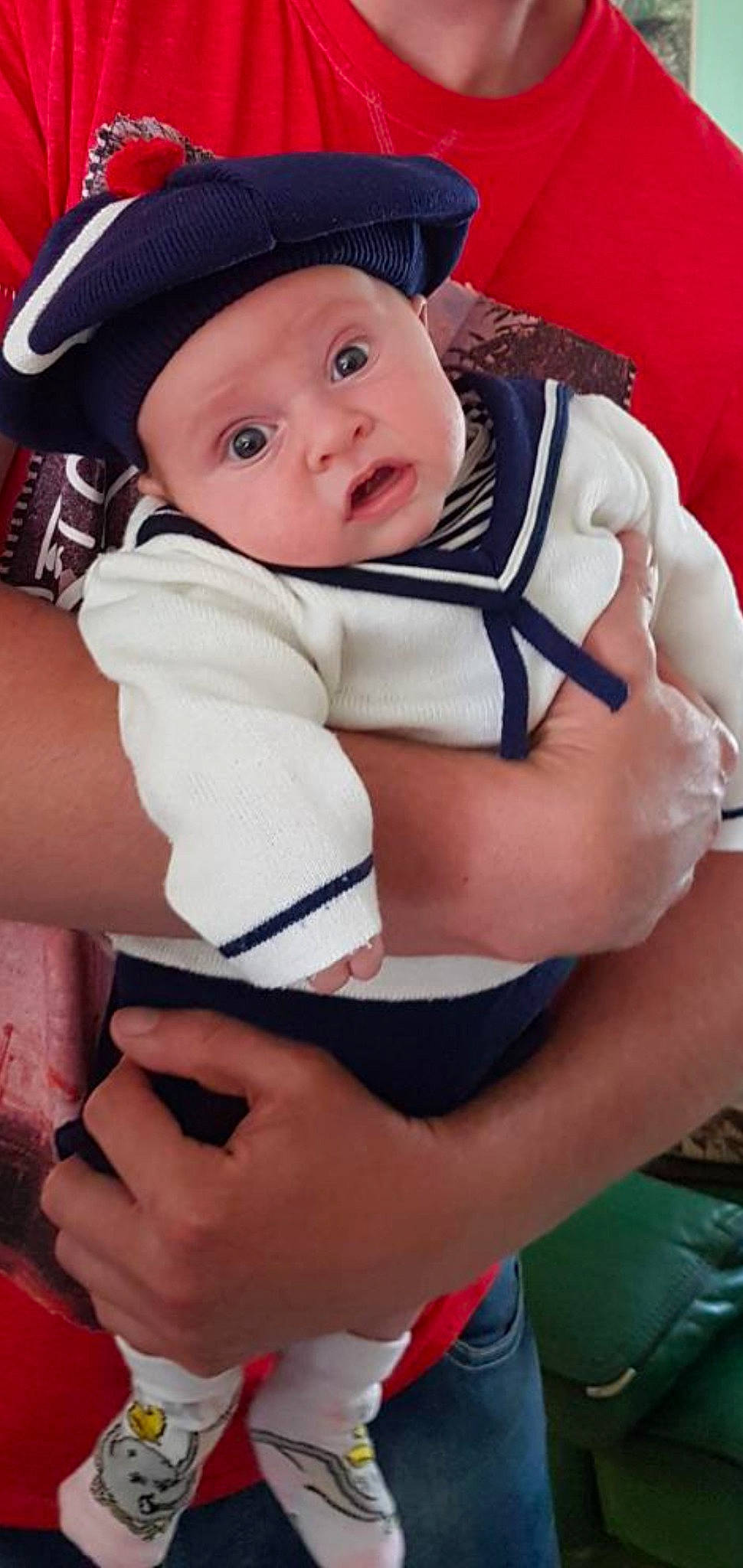 Miranda participe au concours pour gagner de l'argent avec cette photo : baby, child, finger, headgear, headwear, person, surprise, thumb, toddler