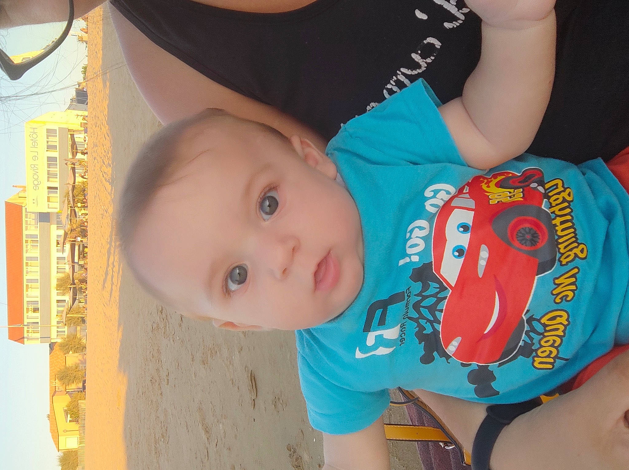 Allan a rejoint le concours — aidez-le/la à gagner de superbes lots ! arm, baby_toddler_clothing, cheek, chin, eye, eyebrow, facial_expression, forehead, hairstyle, happy, head, human_body, mouth, neck, nose, organ, person, skin, sleeve, standing